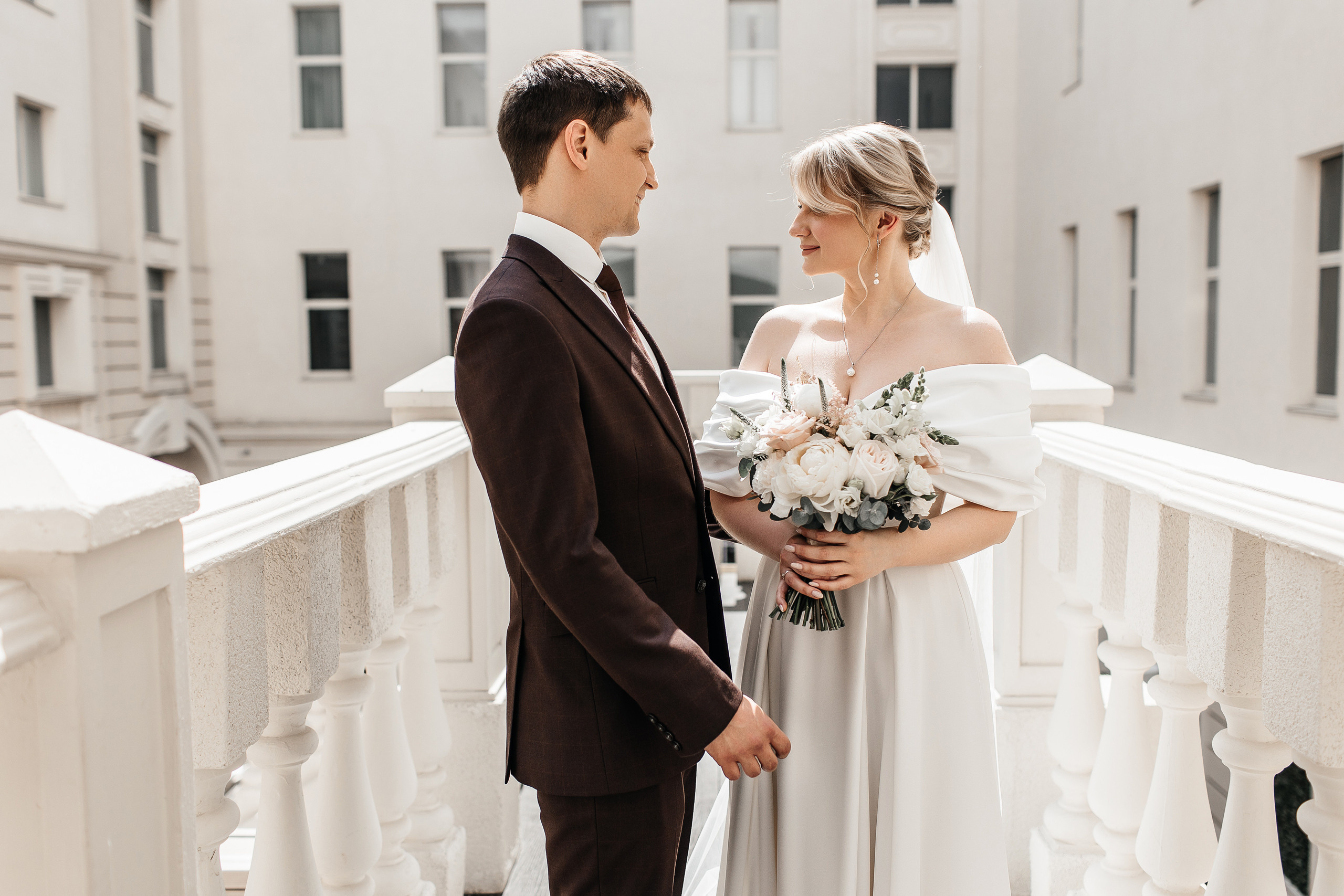 Здравствуйте! Я&nbsp;свадебный фотограф из&nbsp;Ульяновска, работаю в&nbsp;том числе по&nbsp;всей России и&nbsp;с&nbsp;выездом за&nbsp;границу. Снимаю свадьбы, lovestory, корпоративы, светский репортаж. Провожу обучение по&nbsp;фотографии, мастер-классы и&nbsp;воркшопы для других фотографов.