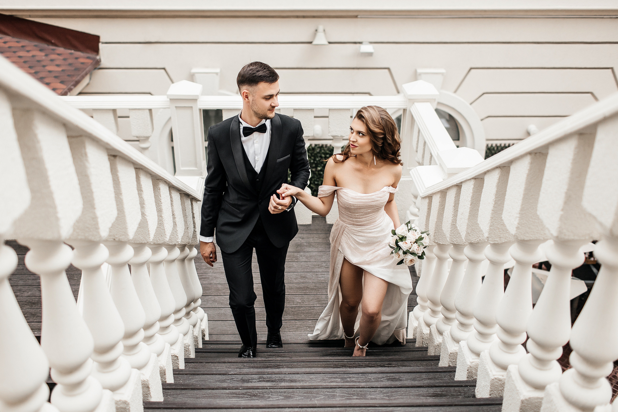 Здравствуйте! Я&nbsp;свадебный фотограф из&nbsp;Ульяновска, работаю в&nbsp;том числе по&nbsp;всей России и&nbsp;с&nbsp;выездом за&nbsp;границу. Снимаю свадьбы, lovestory, корпоративы, светский репортаж. Провожу обучение по&nbsp;фотографии, мастер-классы и&nbsp;воркшопы для других фотографов.