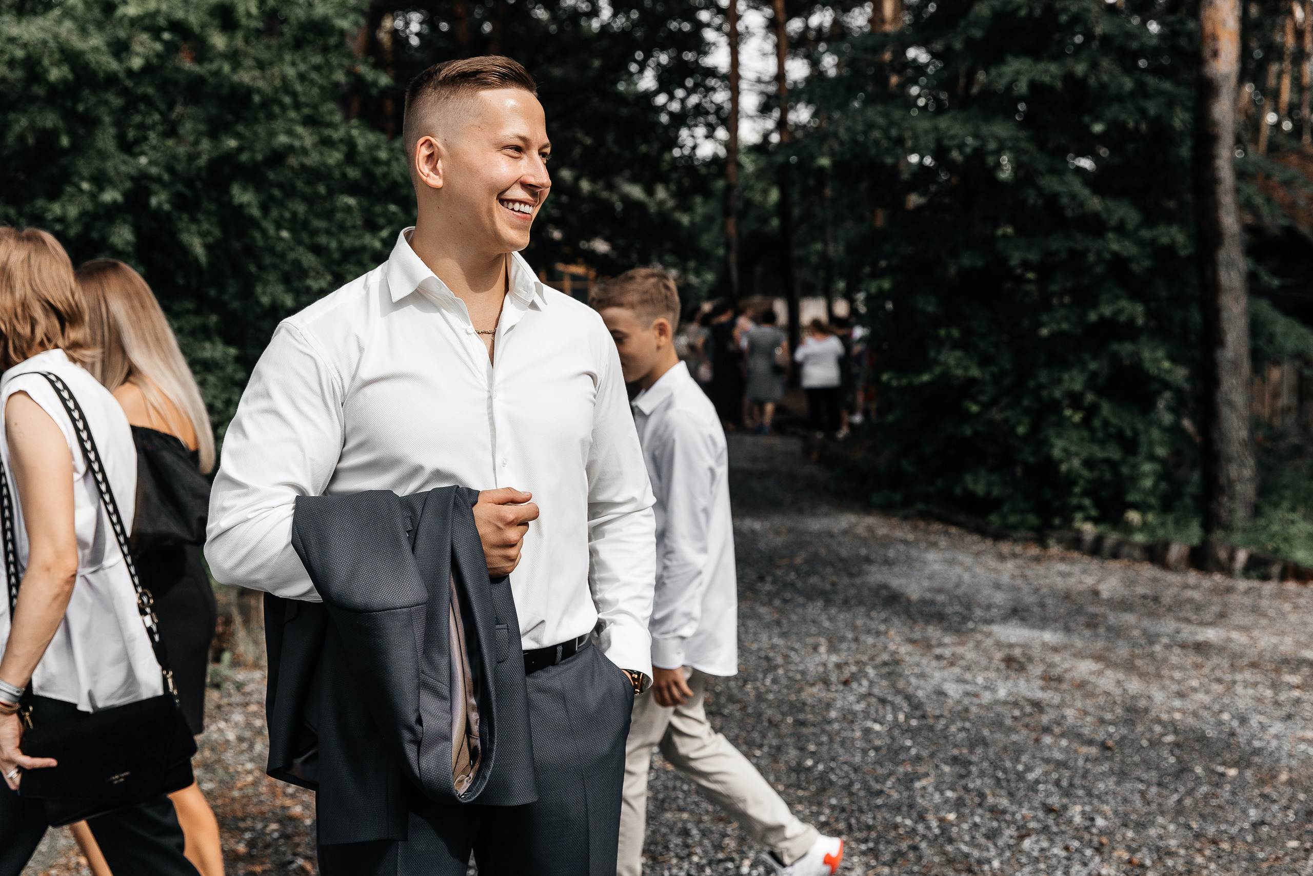 Здравствуйте! Я&nbsp;свадебный фотограф из&nbsp;Ульяновска, работаю в&nbsp;том числе по&nbsp;всей России и&nbsp;с&nbsp;выездом за&nbsp;границу. Снимаю свадьбы, lovestory, корпоративы, светский репортаж. Провожу обучение по&nbsp;фотографии, мастер-классы и&nbsp;воркшопы для других фотографов.