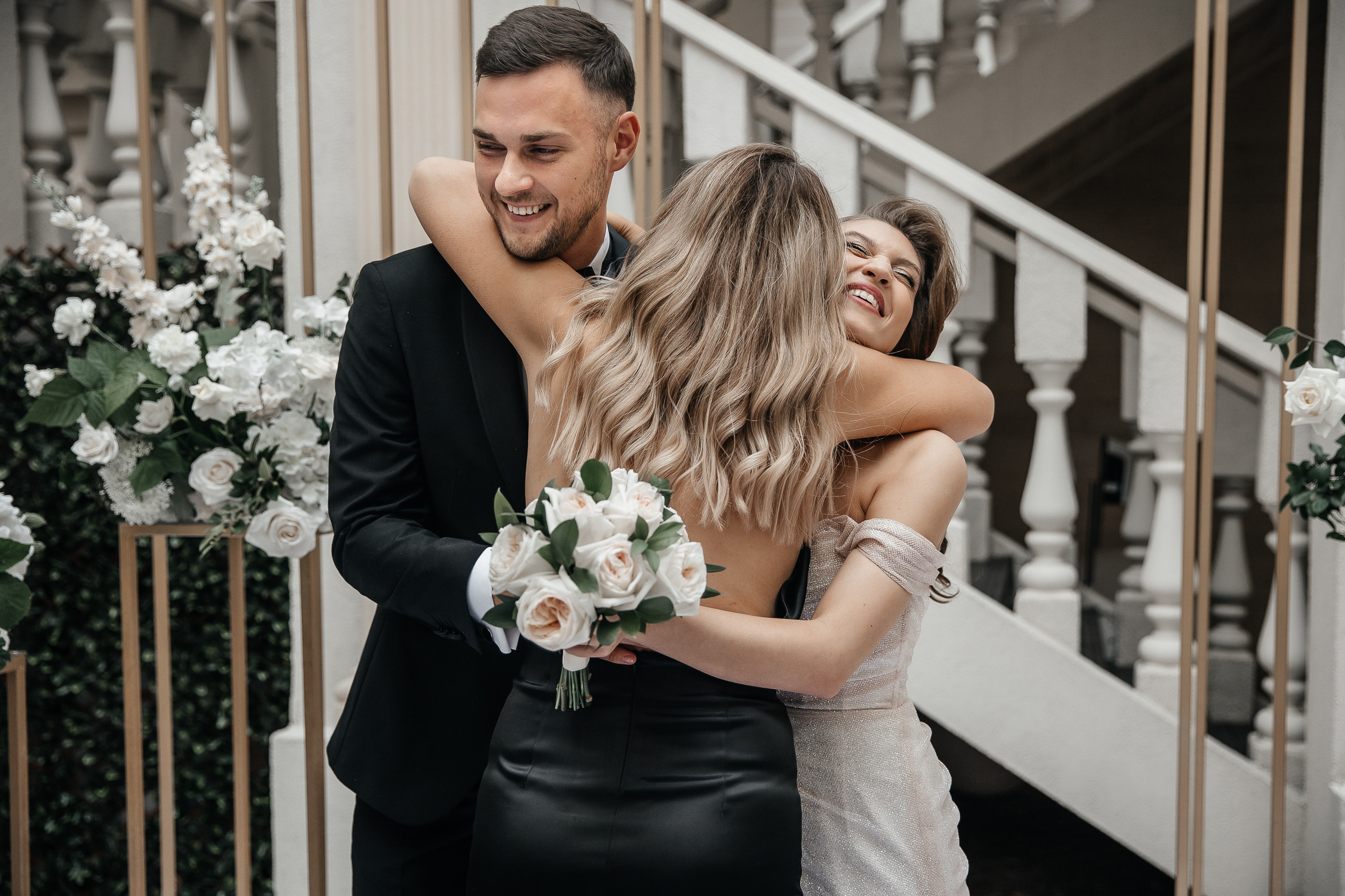 Здравствуйте! Я&nbsp;свадебный фотограф из&nbsp;Ульяновска, работаю в&nbsp;том числе по&nbsp;всей России и&nbsp;с&nbsp;выездом за&nbsp;границу. Снимаю свадьбы, lovestory, корпоративы, светский репортаж. Провожу обучение по&nbsp;фотографии, мастер-классы и&nbsp;воркшопы для других фотографов.