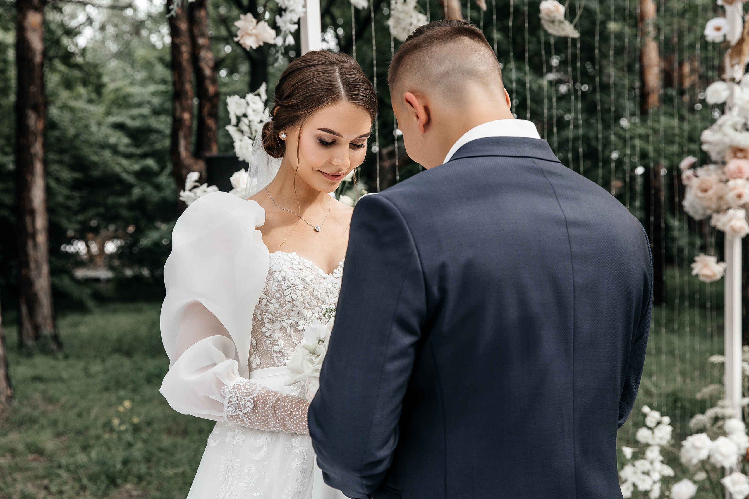 Здравствуйте! Я&nbsp;свадебный фотограф из&nbsp;Ульяновска, работаю в&nbsp;том числе по&nbsp;всей России и&nbsp;с&nbsp;выездом за&nbsp;границу. Снимаю свадьбы, lovestory, корпоративы, светский репортаж. Провожу обучение по&nbsp;фотографии, мастер-классы и&nbsp;воркшопы для других фотографов.