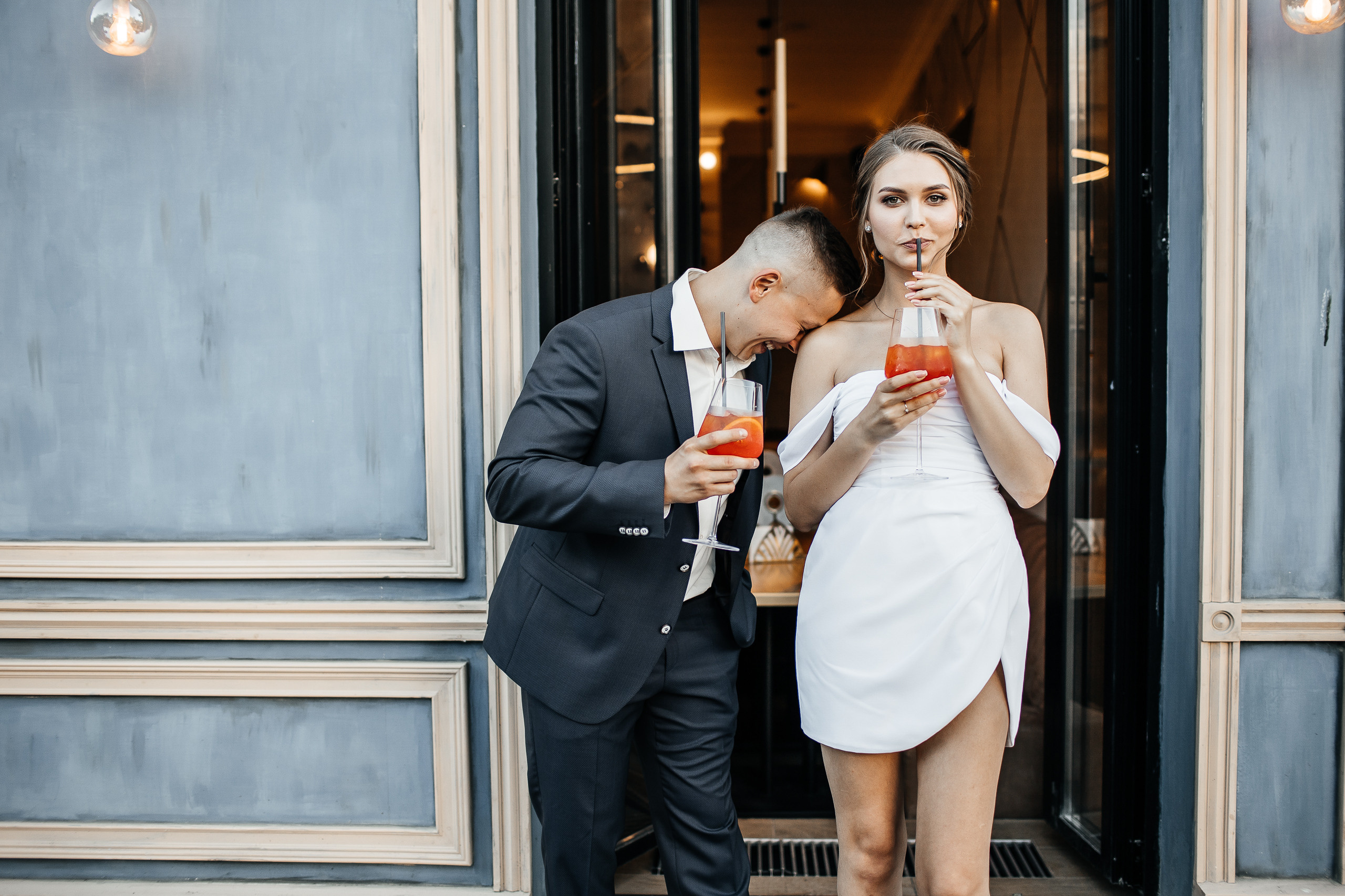 Здравствуйте! Я&nbsp;свадебный фотограф из&nbsp;Ульяновска, работаю в&nbsp;том числе по&nbsp;всей России и&nbsp;с&nbsp;выездом за&nbsp;границу. Снимаю свадьбы, lovestory, корпоративы, светский репортаж. Провожу обучение по&nbsp;фотографии, мастер-классы и&nbsp;воркшопы для других фотографов.