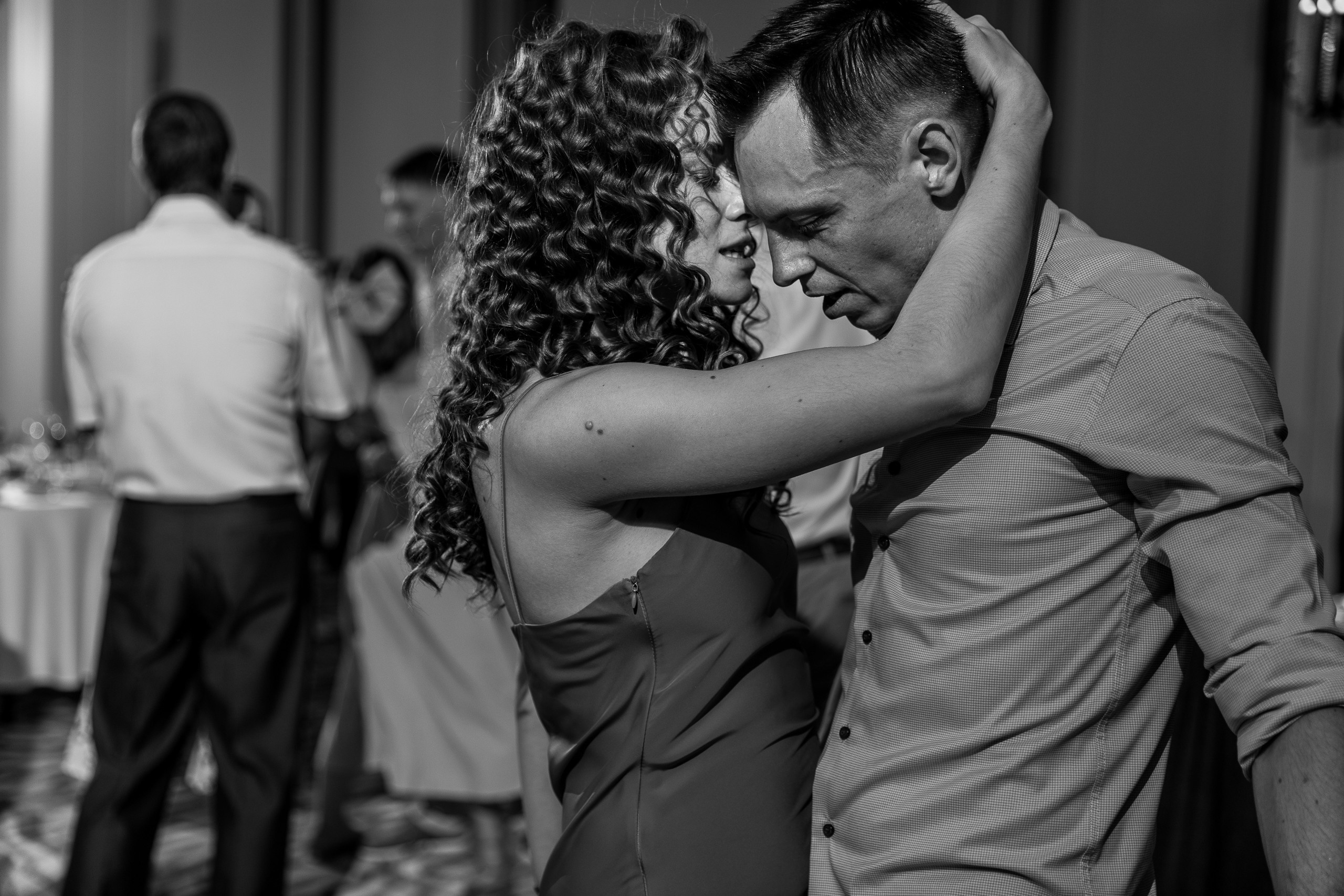 Здравствуйте! Я&nbsp;свадебный фотограф из&nbsp;Ульяновска, работаю в&nbsp;том числе по&nbsp;всей России и&nbsp;с&nbsp;выездом за&nbsp;границу. Снимаю свадьбы, lovestory, корпоративы, светский репортаж. Провожу обучение по&nbsp;фотографии, мастер-классы и&nbsp;воркшопы для других фотографов.