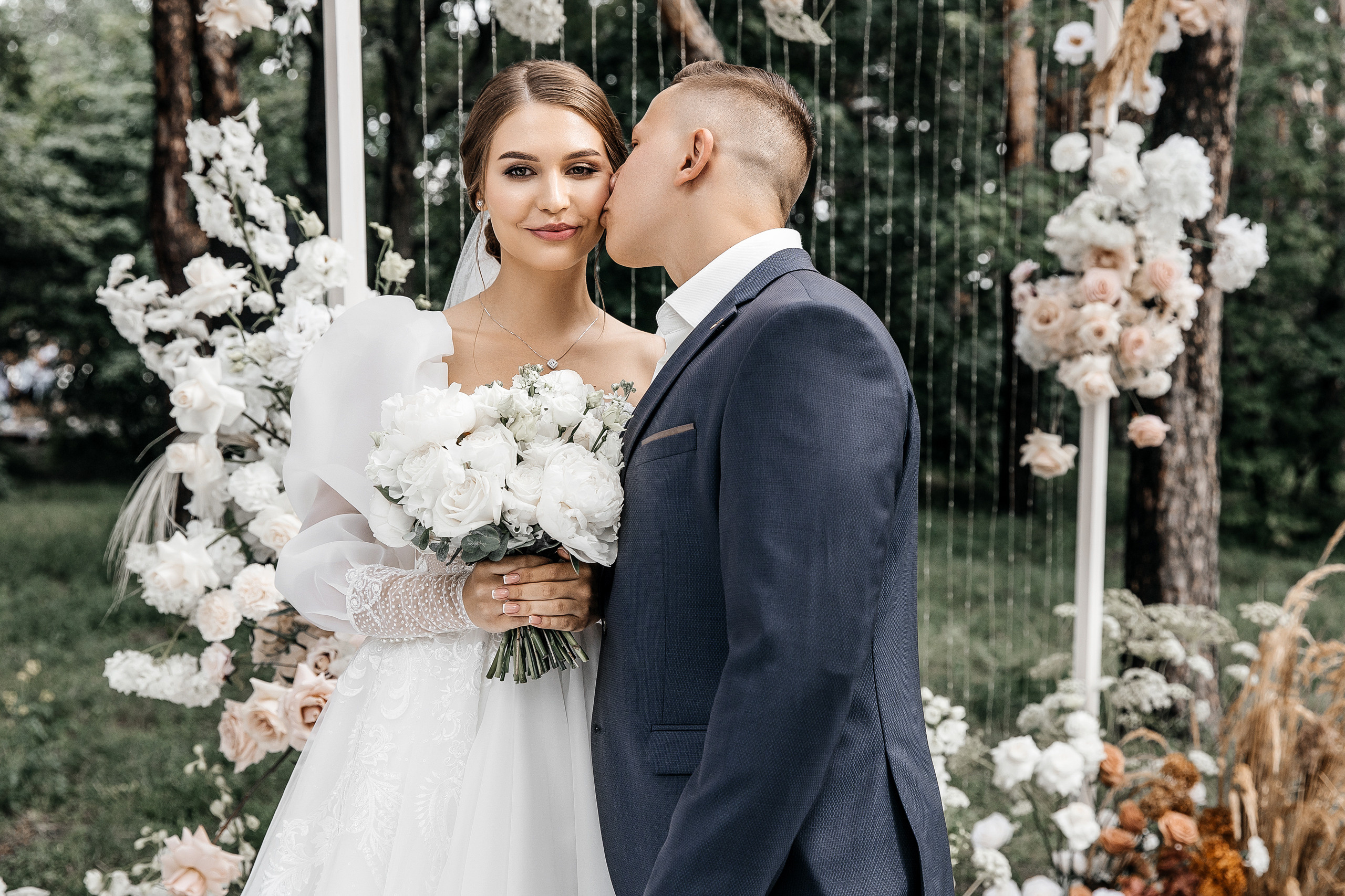 Здравствуйте! Я&nbsp;свадебный фотограф из&nbsp;Ульяновска, работаю в&nbsp;том числе по&nbsp;всей России и&nbsp;с&nbsp;выездом за&nbsp;границу. Снимаю свадьбы, lovestory, корпоративы, светский репортаж. Провожу обучение по&nbsp;фотографии, мастер-классы и&nbsp;воркшопы для других фотографов.