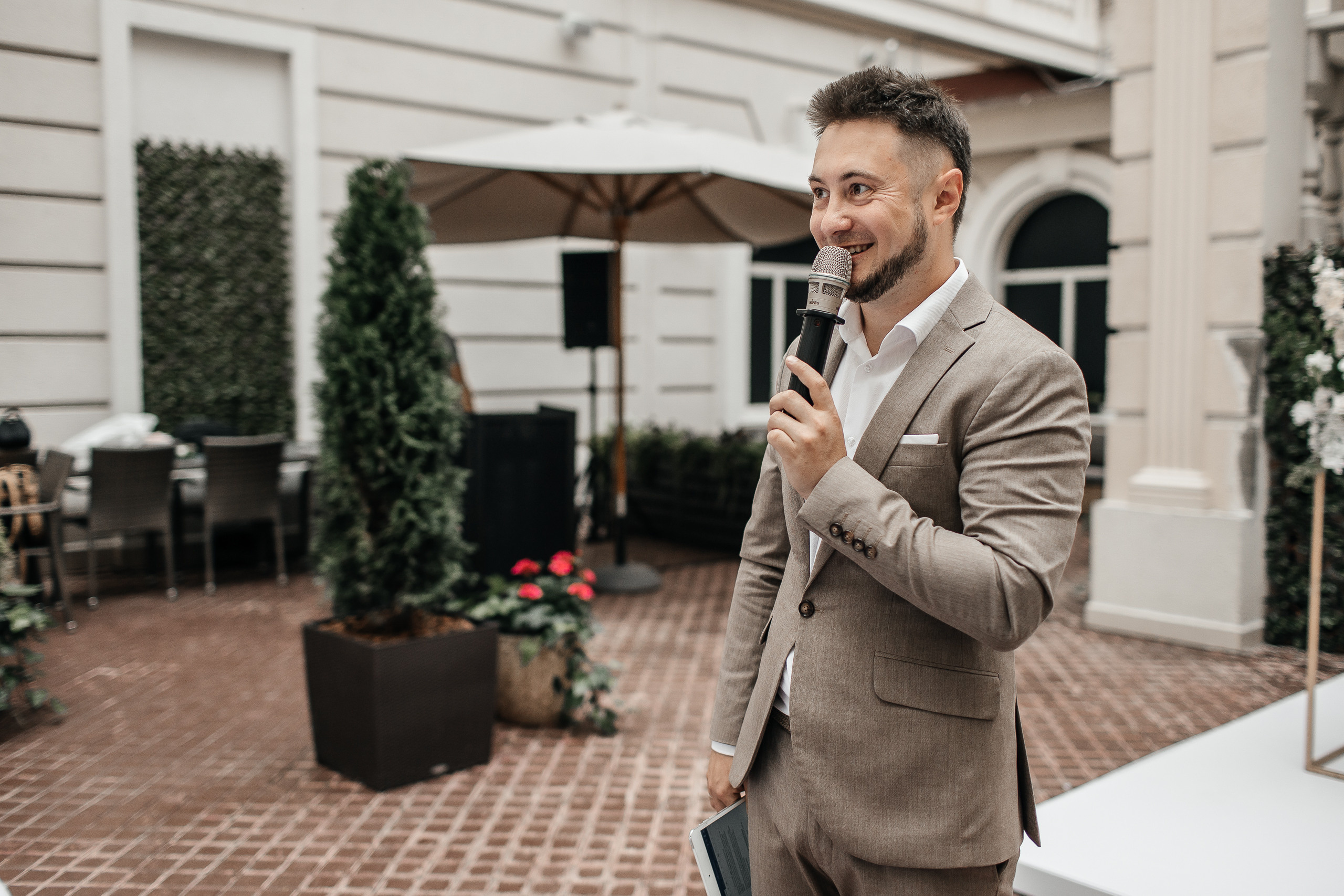 Здравствуйте! Я&nbsp;свадебный фотограф из&nbsp;Ульяновска, работаю в&nbsp;том числе по&nbsp;всей России и&nbsp;с&nbsp;выездом за&nbsp;границу. Снимаю свадьбы, lovestory, корпоративы, светский репортаж. Провожу обучение по&nbsp;фотографии, мастер-классы и&nbsp;воркшопы для других фотографов.