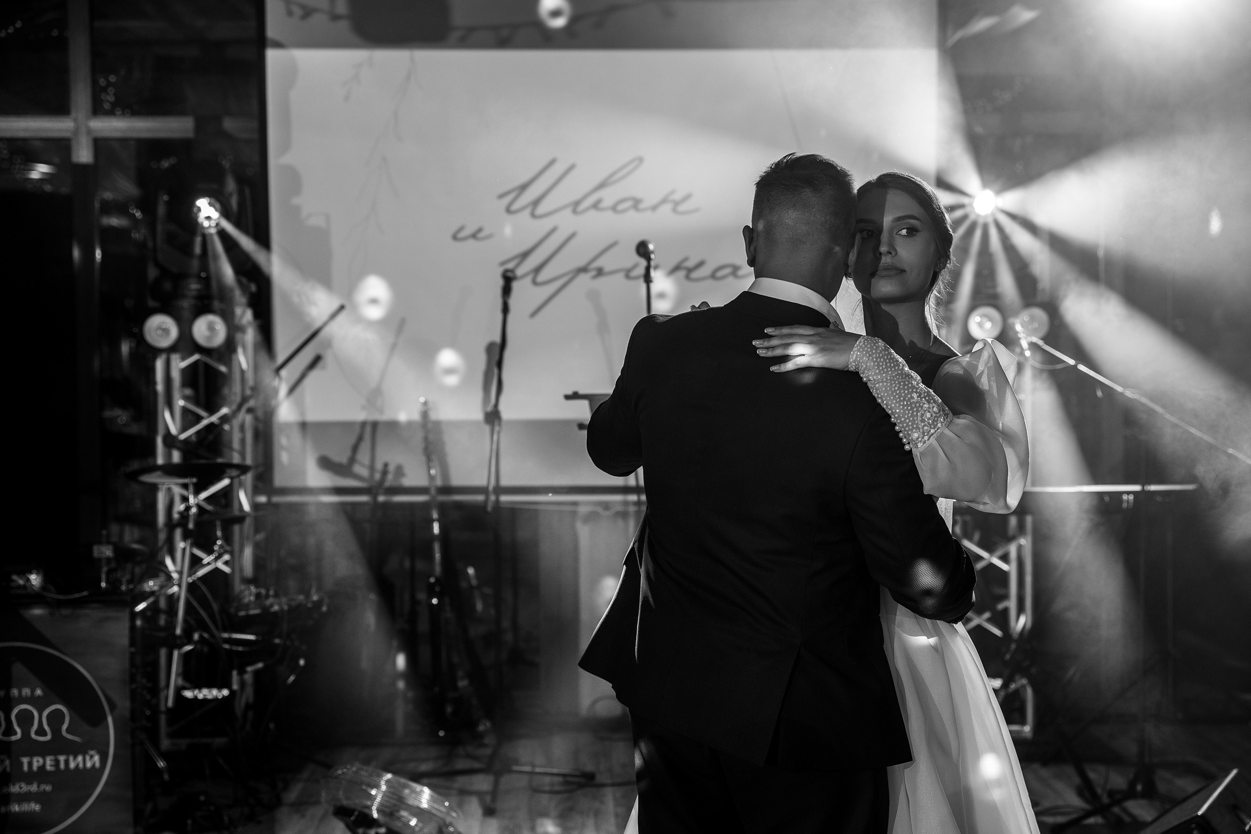 Здравствуйте! Я&nbsp;свадебный фотограф из&nbsp;Ульяновска, работаю в&nbsp;том числе по&nbsp;всей России и&nbsp;с&nbsp;выездом за&nbsp;границу. Снимаю свадьбы, lovestory, корпоративы, светский репортаж. Провожу обучение по&nbsp;фотографии, мастер-классы и&nbsp;воркшопы для других фотографов.