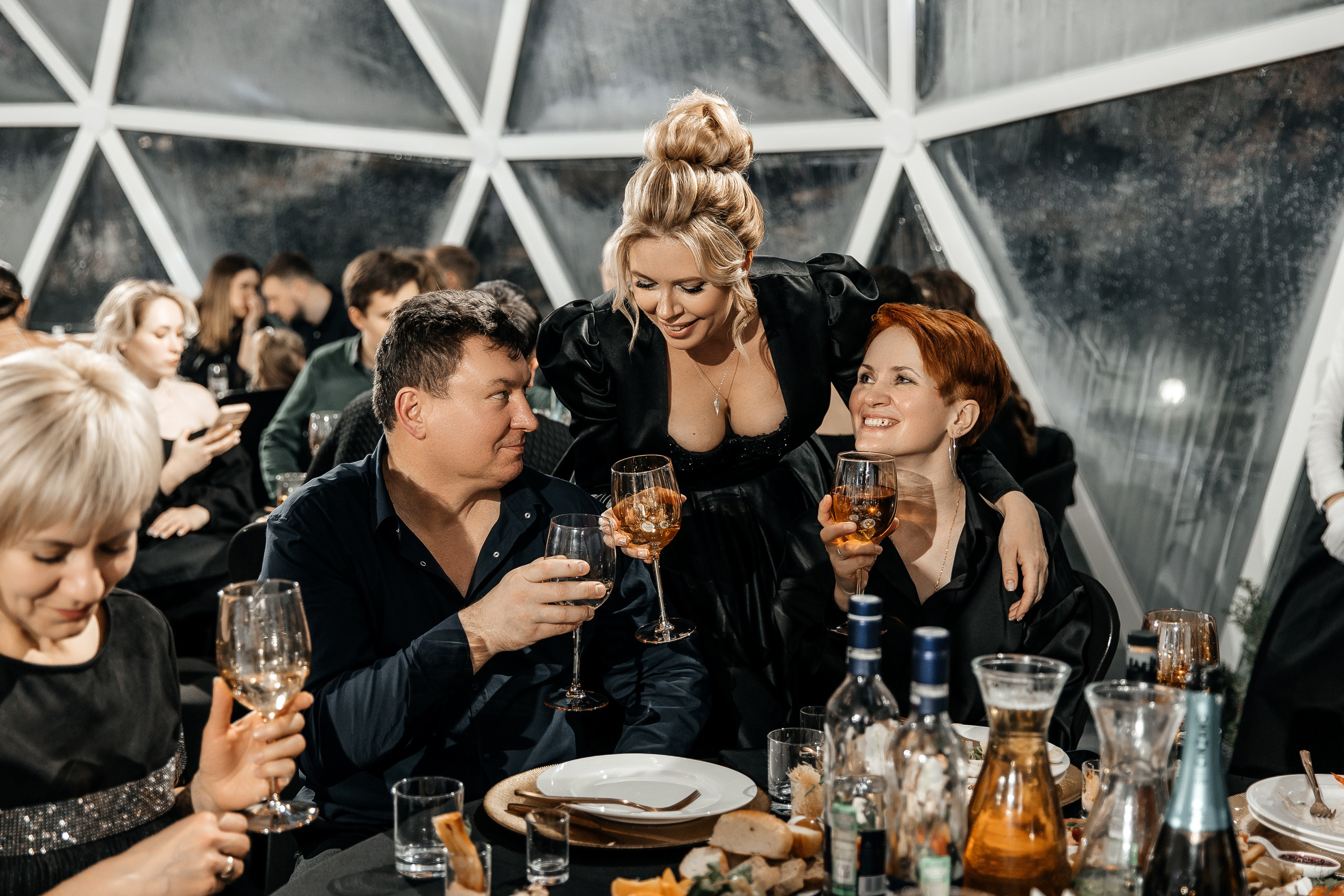 Здравствуйте! Я свадебный фотограф из Ульяновска, работаю в том числе по всей России и с выездом за границу. Снимаю свадьбы, lovestory, корпоративы, светский репортаж. Провожу обучение по фотографии, мастер-классы и воркшопы для других фотографов.