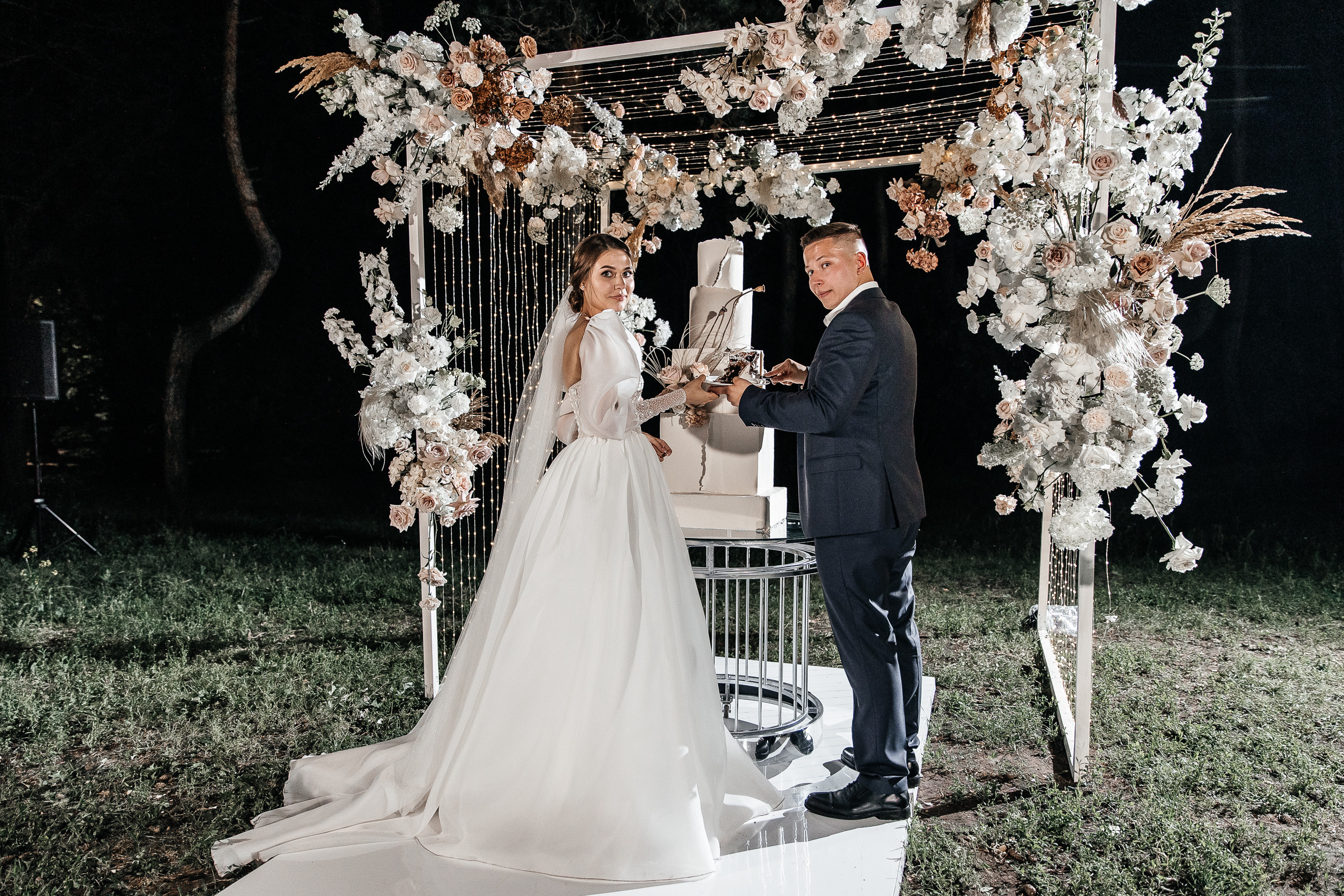 Здравствуйте! Я&nbsp;свадебный фотограф из&nbsp;Ульяновска, работаю в&nbsp;том числе по&nbsp;всей России и&nbsp;с&nbsp;выездом за&nbsp;границу. Снимаю свадьбы, lovestory, корпоративы, светский репортаж. Провожу обучение по&nbsp;фотографии, мастер-классы и&nbsp;воркшопы для других фотографов.