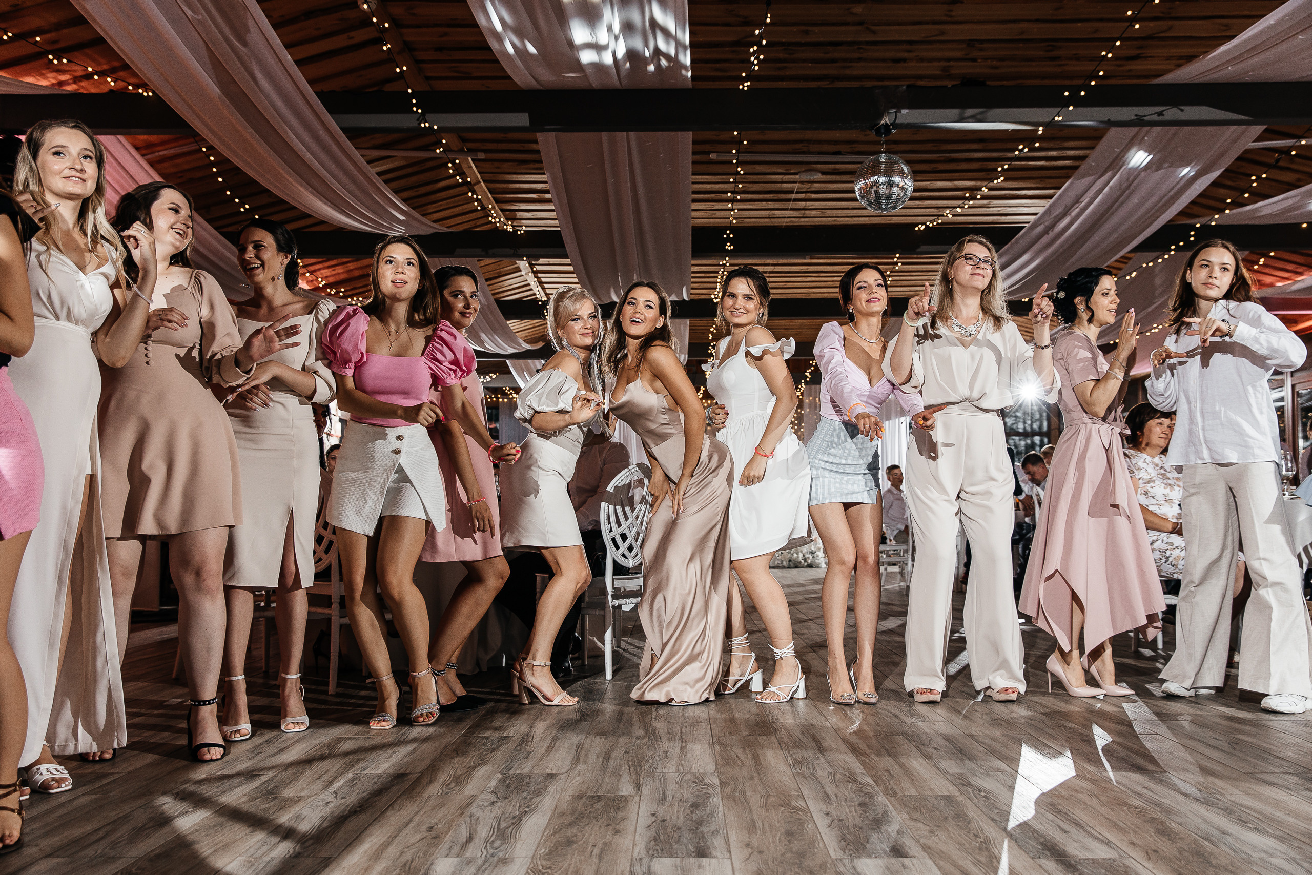 Здравствуйте! Я&nbsp;свадебный фотограф из&nbsp;Ульяновска, работаю в&nbsp;том числе по&nbsp;всей России и&nbsp;с&nbsp;выездом за&nbsp;границу. Снимаю свадьбы, lovestory, корпоративы, светский репортаж. Провожу обучение по&nbsp;фотографии, мастер-классы и&nbsp;воркшопы для других фотографов.