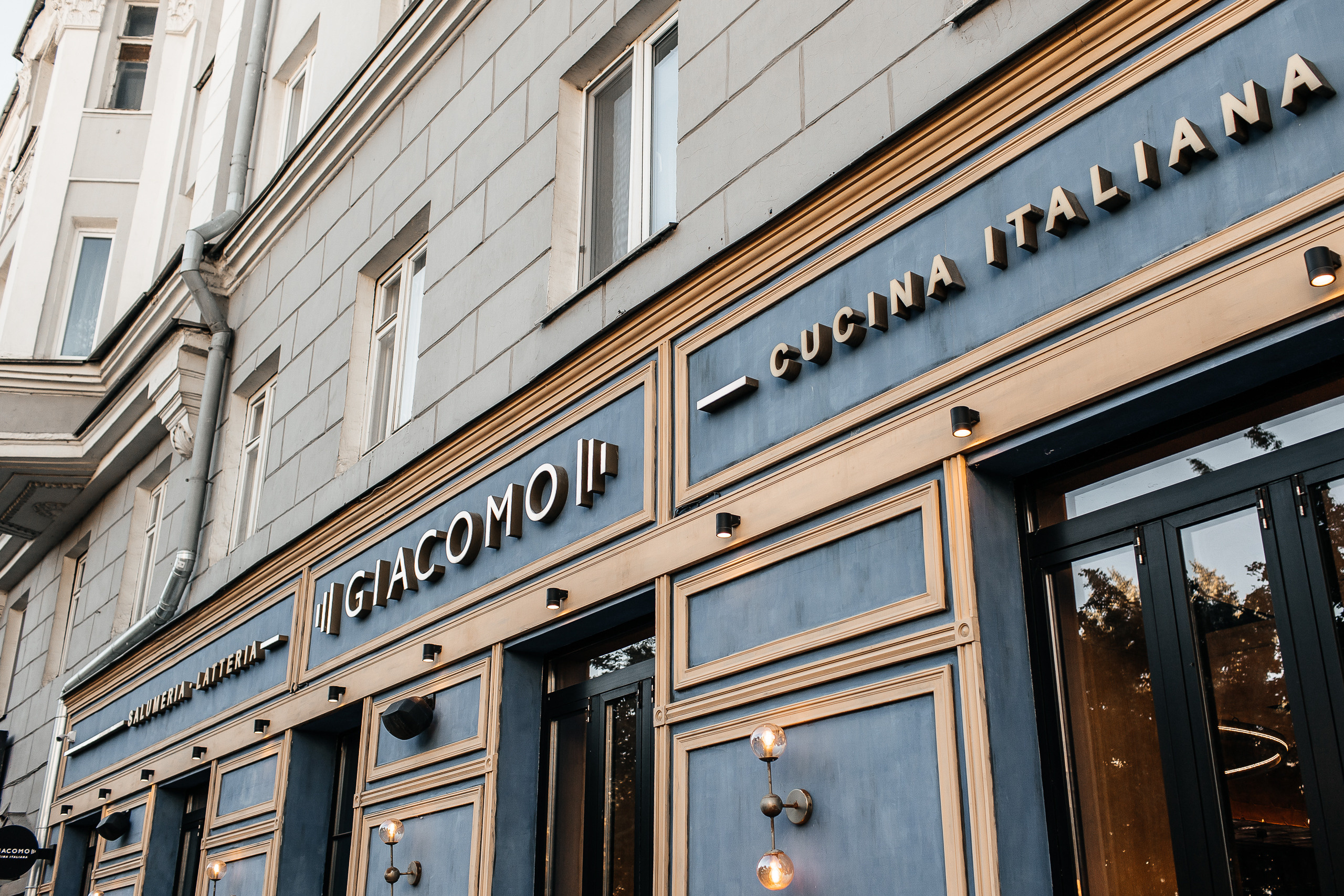 Здравствуйте! Я&nbsp;свадебный фотограф из&nbsp;Ульяновска, работаю в&nbsp;том числе по&nbsp;всей России и&nbsp;с&nbsp;выездом за&nbsp;границу. Снимаю свадьбы, lovestory, корпоративы, светский репортаж. Провожу обучение по&nbsp;фотографии, мастер-классы и&nbsp;воркшопы для других фотографов.