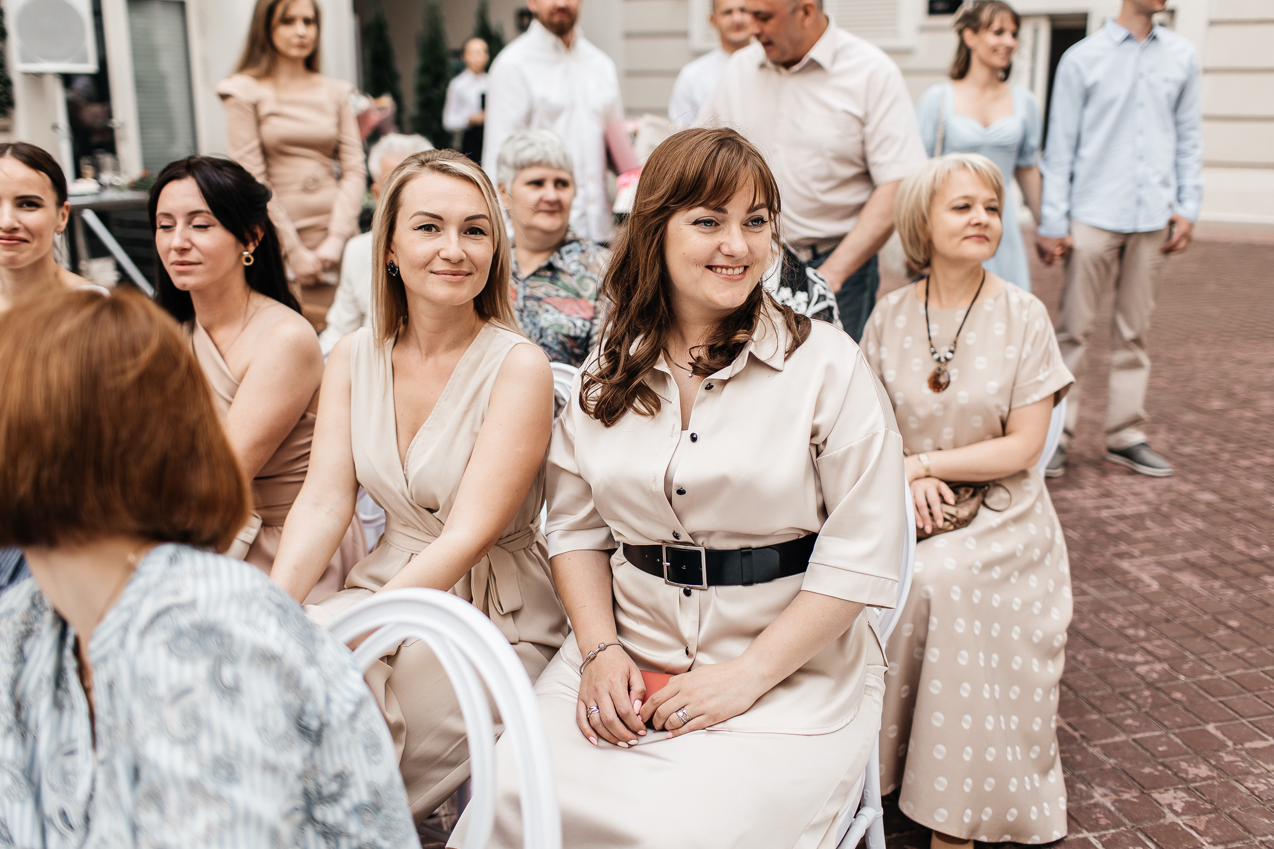 Здравствуйте! Я&nbsp;свадебный фотограф из&nbsp;Ульяновска, работаю в&nbsp;том числе по&nbsp;всей России и&nbsp;с&nbsp;выездом за&nbsp;границу. Снимаю свадьбы, lovestory, корпоративы, светский репортаж. Провожу обучение по&nbsp;фотографии, мастер-классы и&nbsp;воркшопы для других фотографов.