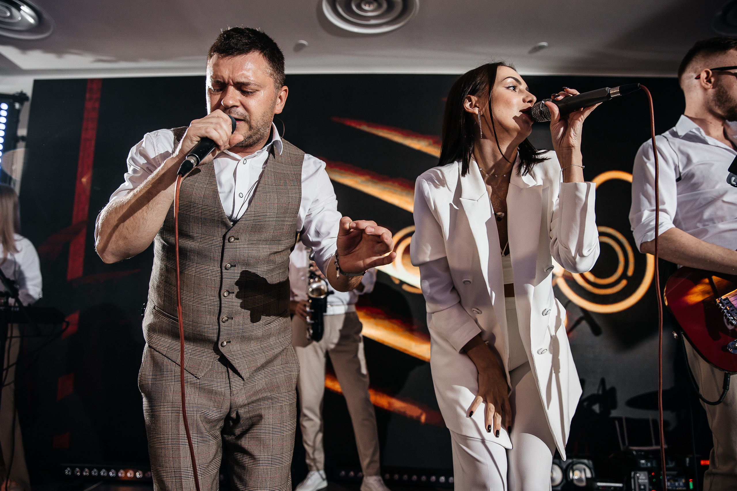 Здравствуйте! Я&nbsp;свадебный фотограф из&nbsp;Ульяновска, работаю в&nbsp;том числе по&nbsp;всей России и&nbsp;с&nbsp;выездом за&nbsp;границу. Снимаю свадьбы, lovestory, корпоративы, светский репортаж. Провожу обучение по&nbsp;фотографии, мастер-классы и&nbsp;воркшопы для других фотографов.