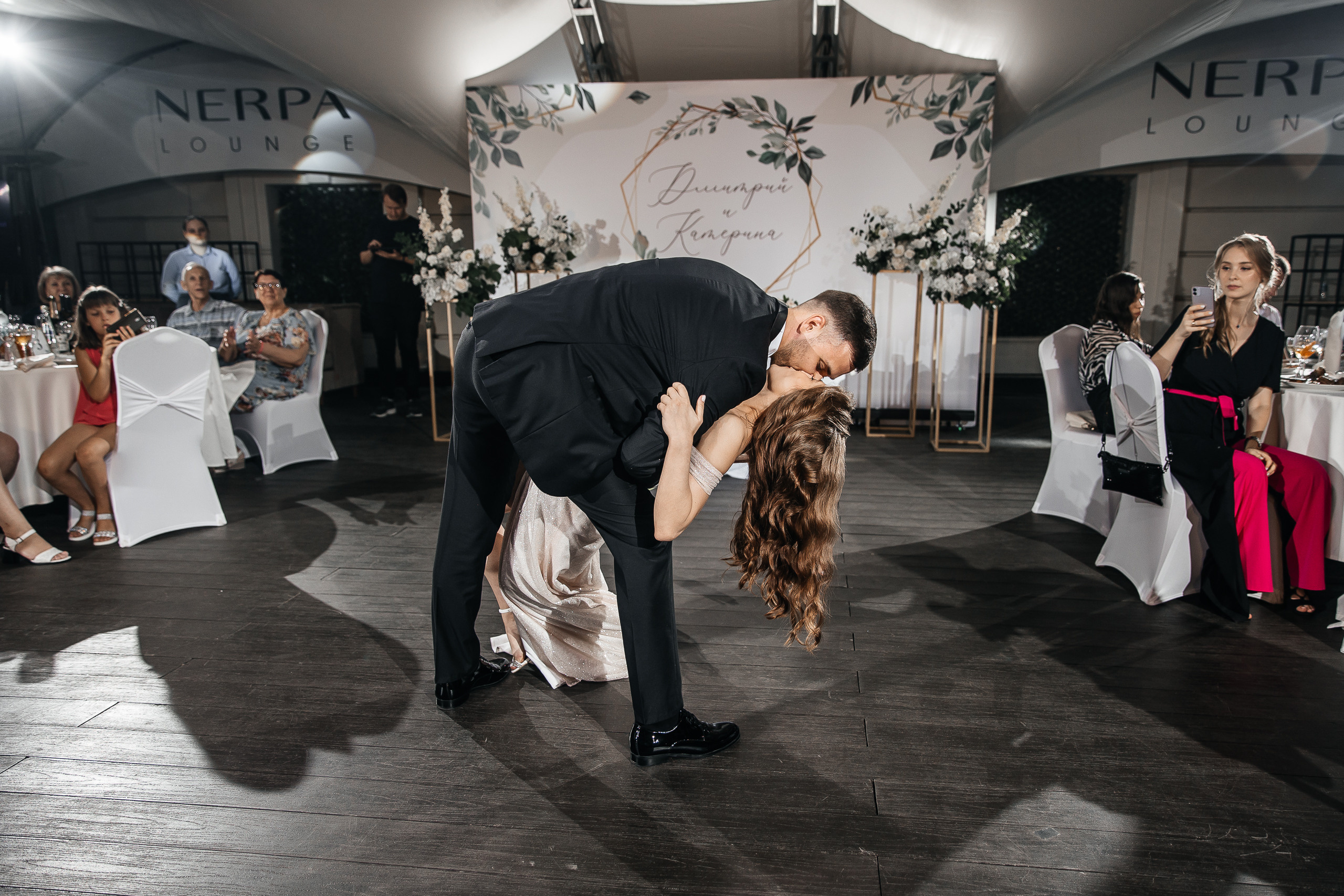 Здравствуйте! Я&nbsp;свадебный фотограф из&nbsp;Ульяновска, работаю в&nbsp;том числе по&nbsp;всей России и&nbsp;с&nbsp;выездом за&nbsp;границу. Снимаю свадьбы, lovestory, корпоративы, светский репортаж. Провожу обучение по&nbsp;фотографии, мастер-классы и&nbsp;воркшопы для других фотографов.