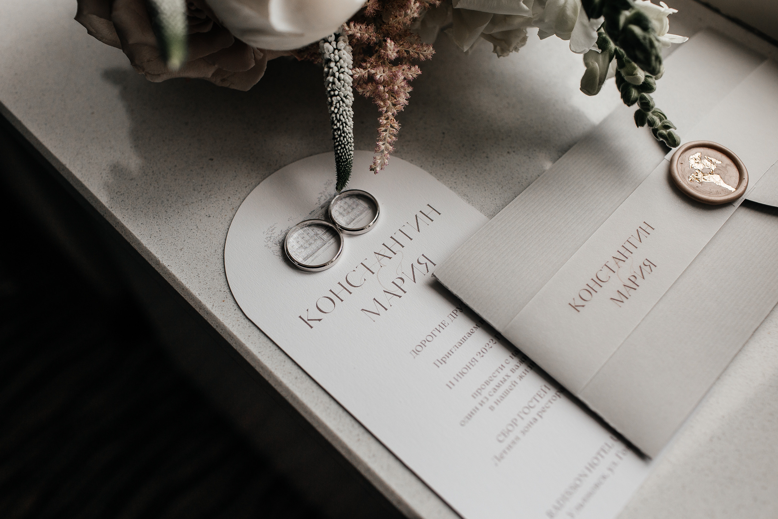 Здравствуйте! Я&nbsp;свадебный фотограф из&nbsp;Ульяновска, работаю в&nbsp;том числе по&nbsp;всей России и&nbsp;с&nbsp;выездом за&nbsp;границу. Снимаю свадьбы, lovestory, корпоративы, светский репортаж. Провожу обучение по&nbsp;фотографии, мастер-классы и&nbsp;воркшопы для других фотографов.