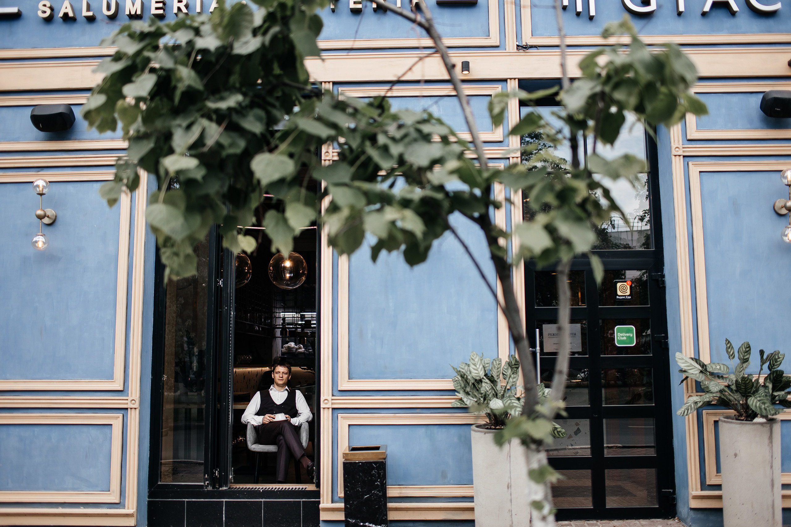 Здравствуйте! Я&nbsp;свадебный фотограф из&nbsp;Ульяновска, работаю в&nbsp;том числе по&nbsp;всей России и&nbsp;с&nbsp;выездом за&nbsp;границу. Снимаю свадьбы, lovestory, корпоративы, светский репортаж. Провожу обучение по&nbsp;фотографии, мастер-классы и&nbsp;воркшопы для других фотографов.