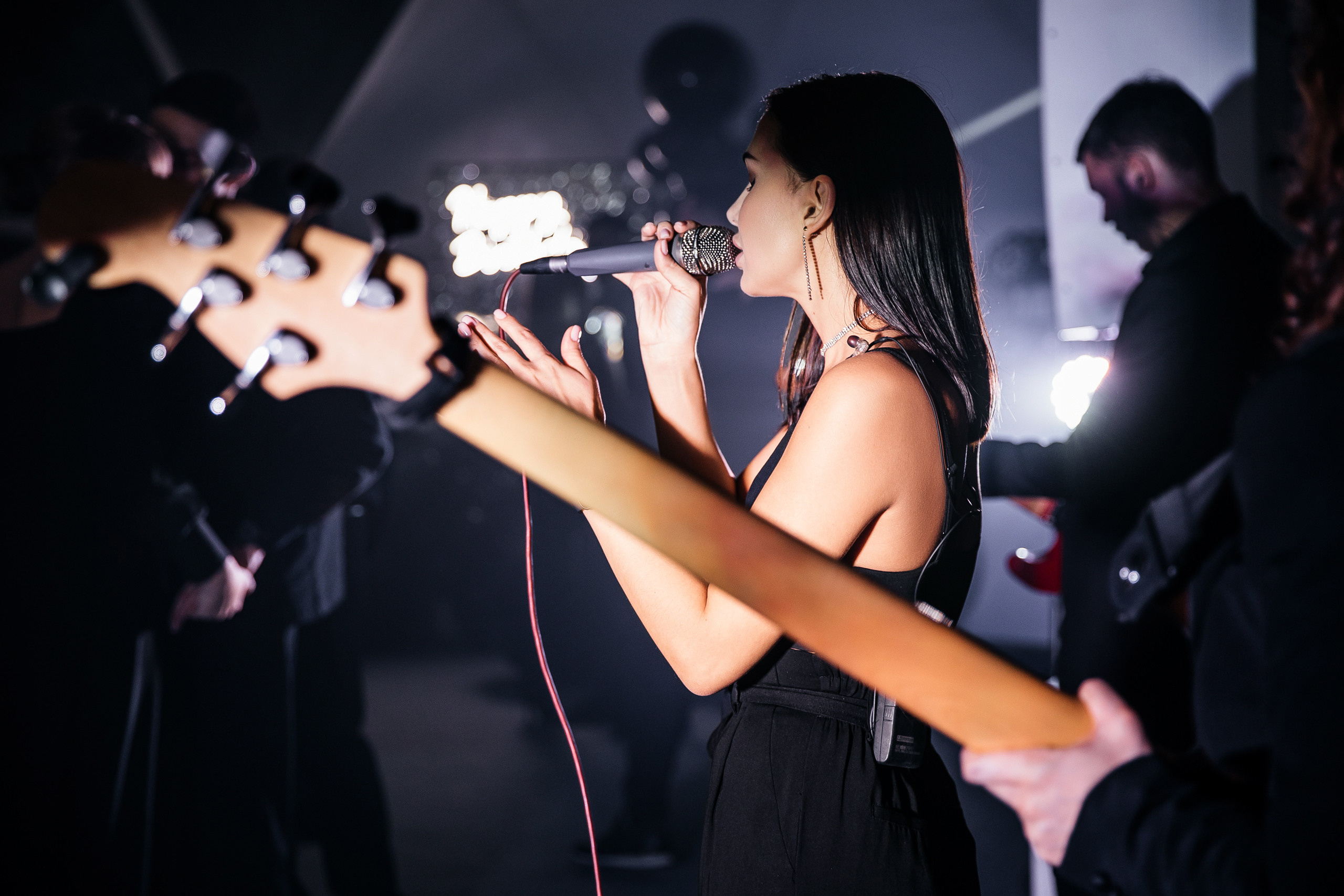 Здравствуйте! Я свадебный фотограф из Ульяновска, работаю в том числе по всей России и с выездом за границу. Снимаю свадьбы, lovestory, корпоративы, светский репортаж. Провожу обучение по фотографии, мастер-классы и воркшопы для других фотографов.