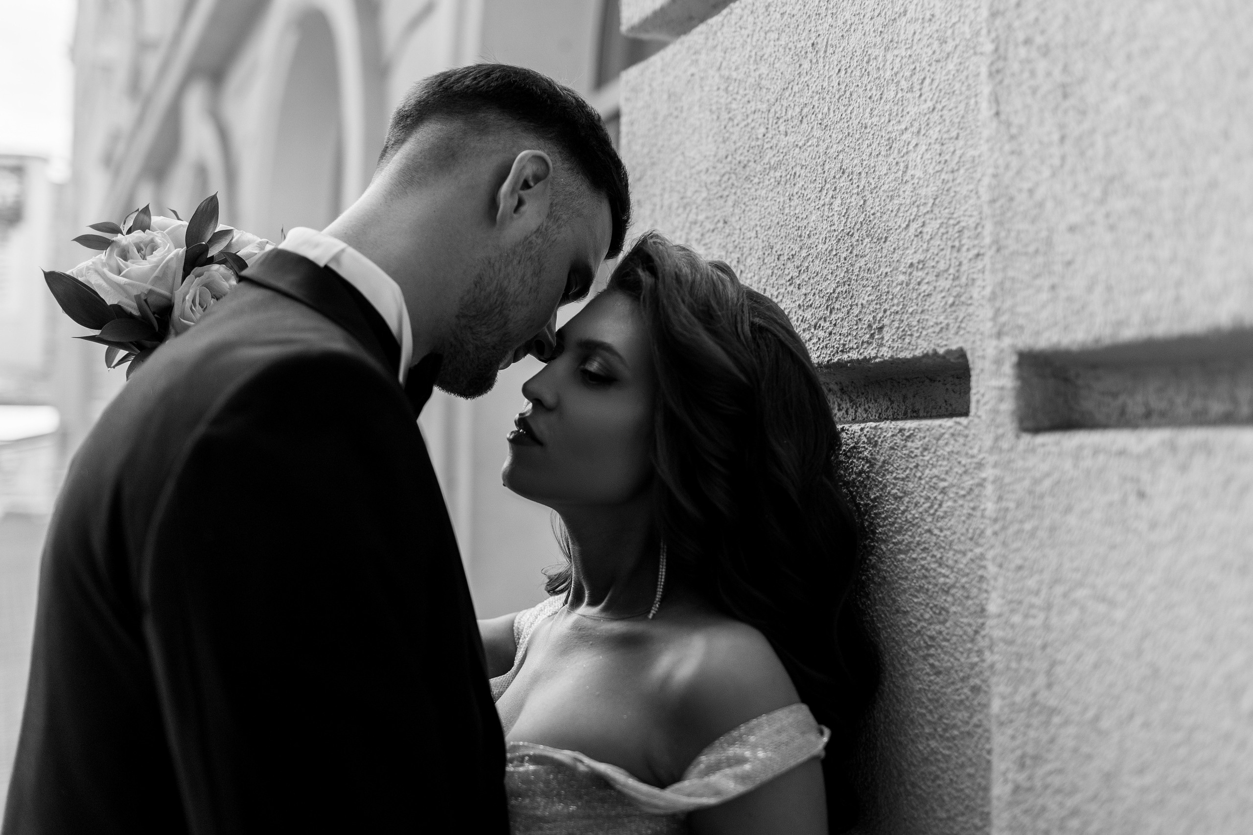 Здравствуйте! Я&nbsp;свадебный фотограф из&nbsp;Ульяновска, работаю в&nbsp;том числе по&nbsp;всей России и&nbsp;с&nbsp;выездом за&nbsp;границу. Снимаю свадьбы, lovestory, корпоративы, светский репортаж. Провожу обучение по&nbsp;фотографии, мастер-классы и&nbsp;воркшопы для других фотографов.