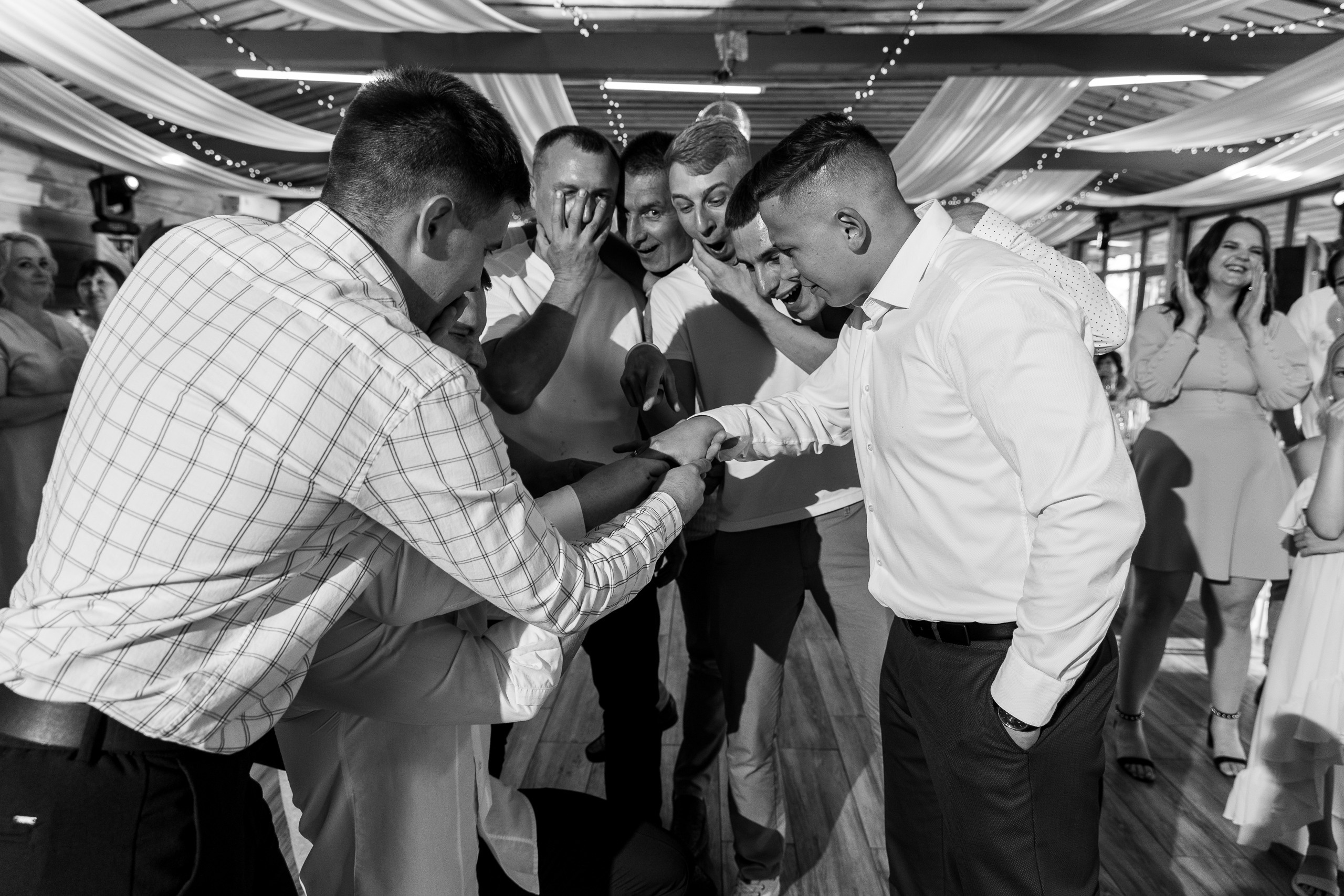 Здравствуйте! Я&nbsp;свадебный фотограф из&nbsp;Ульяновска, работаю в&nbsp;том числе по&nbsp;всей России и&nbsp;с&nbsp;выездом за&nbsp;границу. Снимаю свадьбы, lovestory, корпоративы, светский репортаж. Провожу обучение по&nbsp;фотографии, мастер-классы и&nbsp;воркшопы для других фотографов.