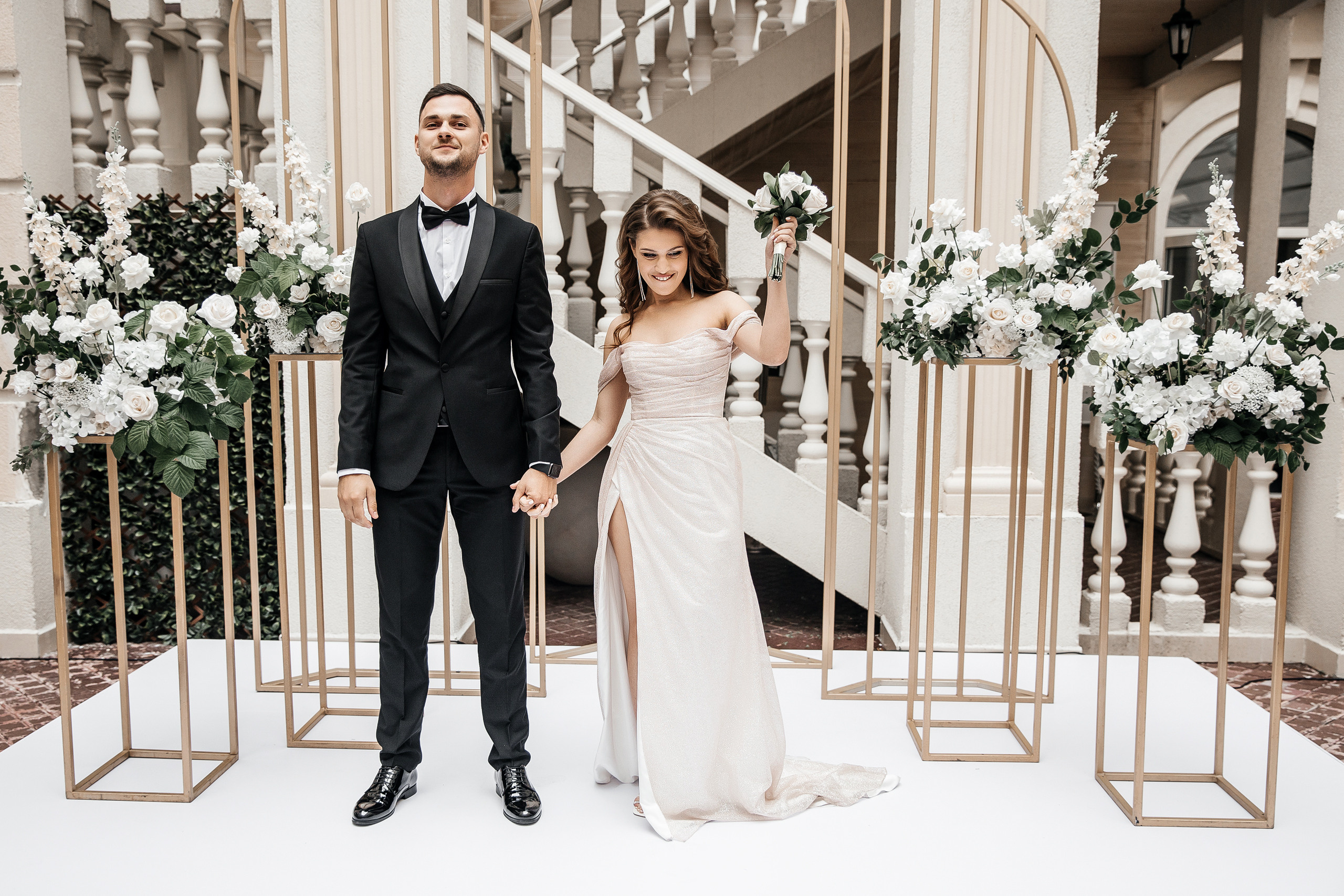 Здравствуйте! Я&nbsp;свадебный фотограф из&nbsp;Ульяновска, работаю в&nbsp;том числе по&nbsp;всей России и&nbsp;с&nbsp;выездом за&nbsp;границу. Снимаю свадьбы, lovestory, корпоративы, светский репортаж. Провожу обучение по&nbsp;фотографии, мастер-классы и&nbsp;воркшопы для других фотографов.