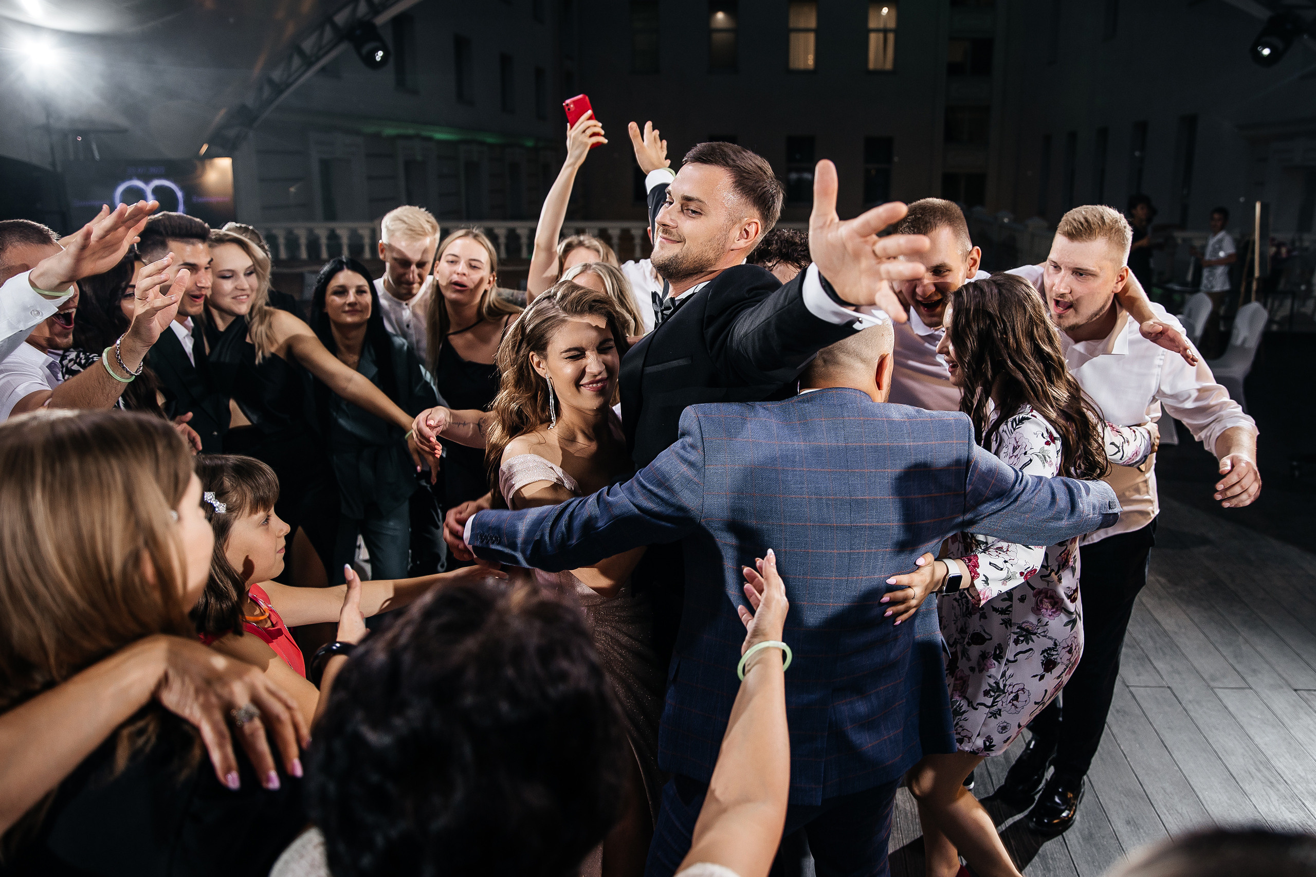 Здравствуйте! Я&nbsp;свадебный фотограф из&nbsp;Ульяновска, работаю в&nbsp;том числе по&nbsp;всей России и&nbsp;с&nbsp;выездом за&nbsp;границу. Снимаю свадьбы, lovestory, корпоративы, светский репортаж. Провожу обучение по&nbsp;фотографии, мастер-классы и&nbsp;воркшопы для других фотографов.