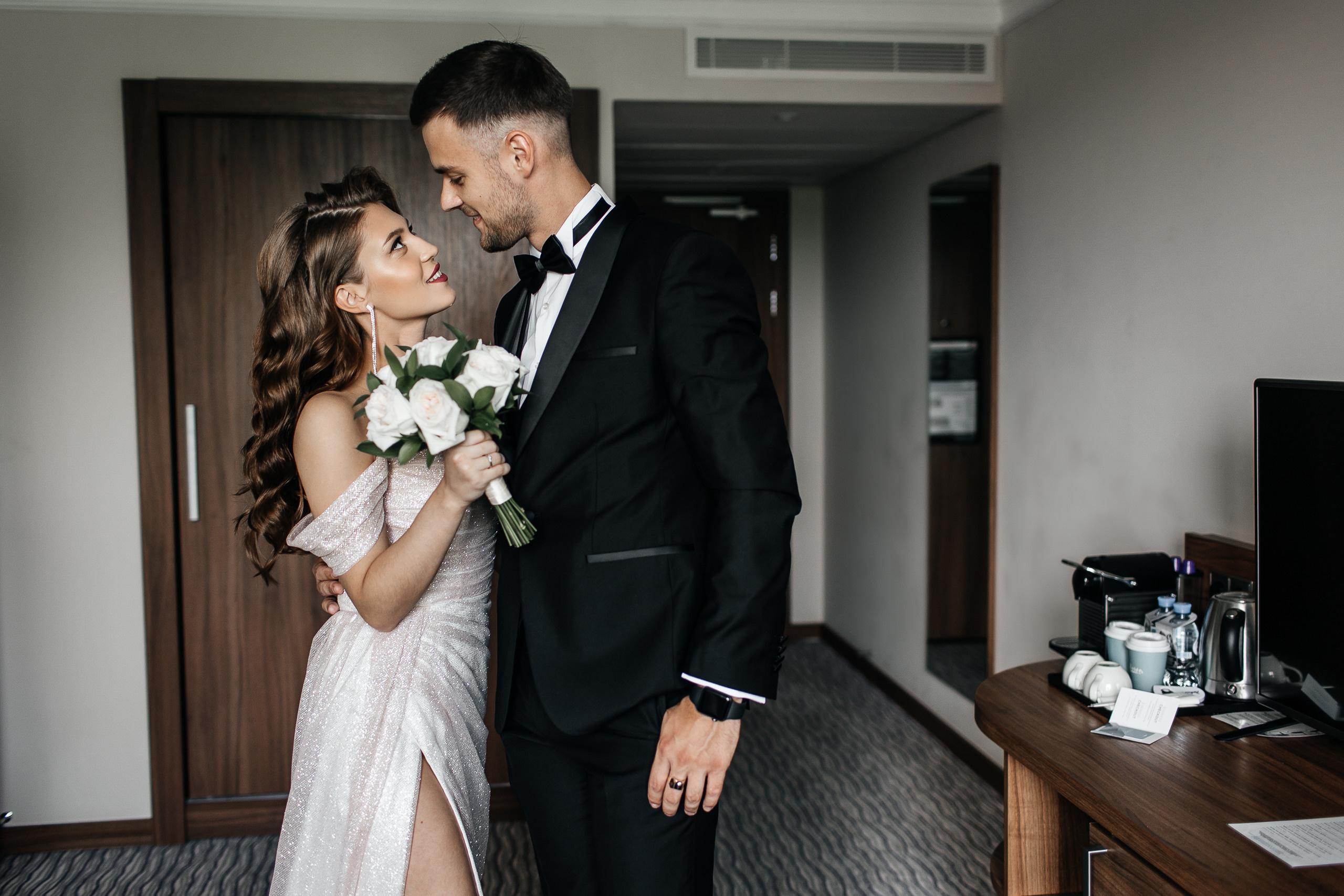 Здравствуйте! Я&nbsp;свадебный фотограф из&nbsp;Ульяновска, работаю в&nbsp;том числе по&nbsp;всей России и&nbsp;с&nbsp;выездом за&nbsp;границу. Снимаю свадьбы, lovestory, корпоративы, светский репортаж. Провожу обучение по&nbsp;фотографии, мастер-классы и&nbsp;воркшопы для других фотографов.