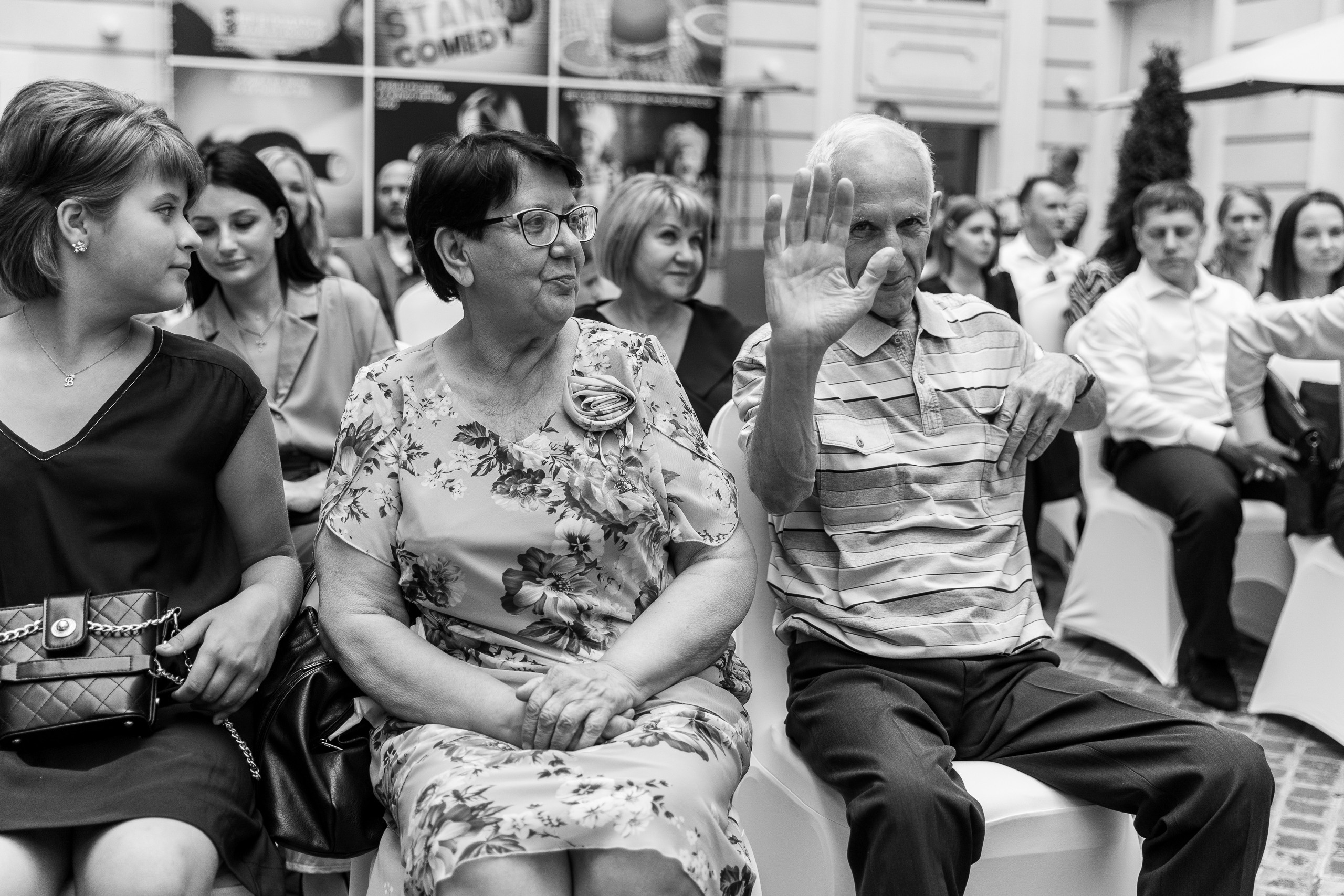 Здравствуйте! Я&nbsp;свадебный фотограф из&nbsp;Ульяновска, работаю в&nbsp;том числе по&nbsp;всей России и&nbsp;с&nbsp;выездом за&nbsp;границу. Снимаю свадьбы, lovestory, корпоративы, светский репортаж. Провожу обучение по&nbsp;фотографии, мастер-классы и&nbsp;воркшопы для других фотографов.