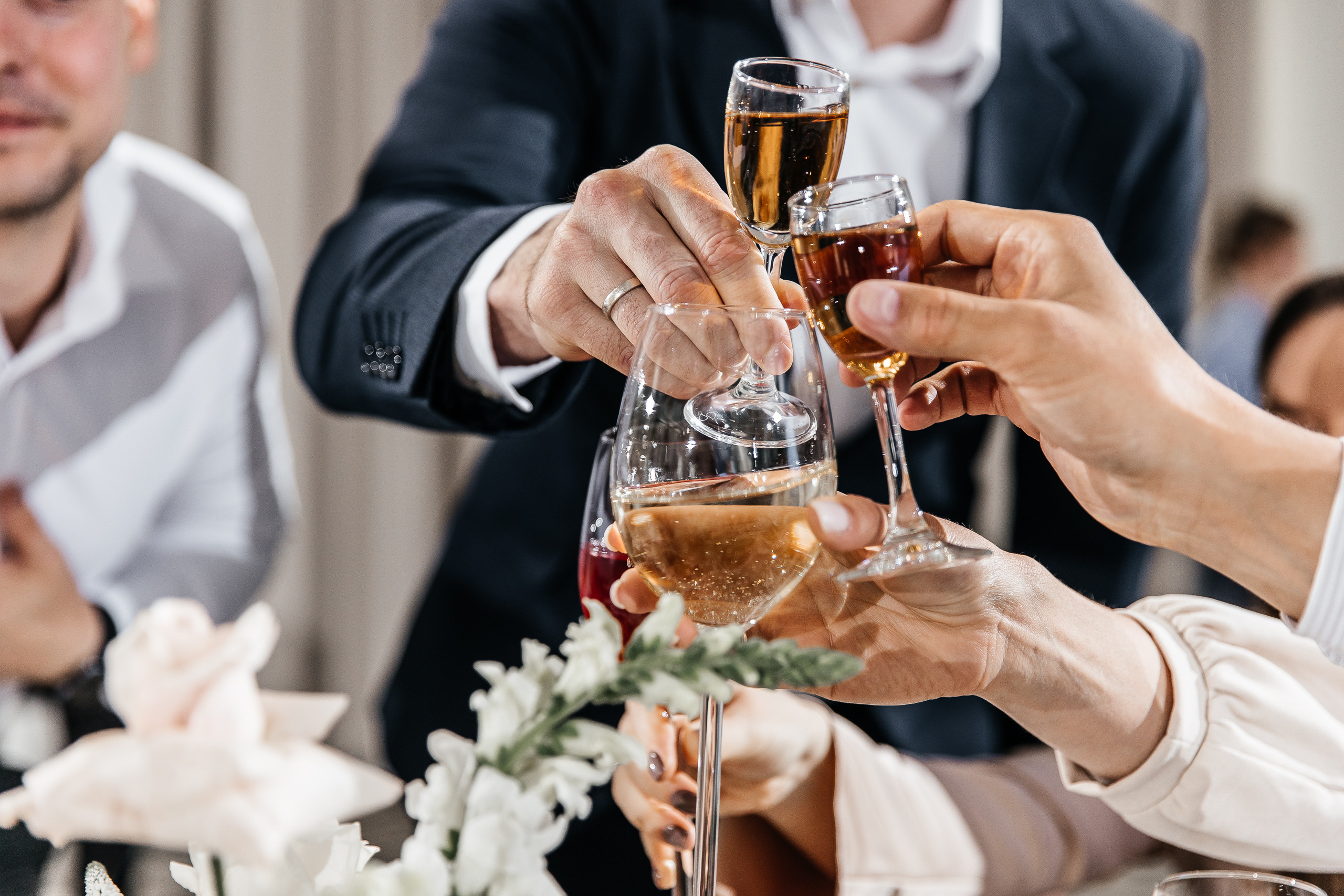 Здравствуйте! Я&nbsp;свадебный фотограф из&nbsp;Ульяновска, работаю в&nbsp;том числе по&nbsp;всей России и&nbsp;с&nbsp;выездом за&nbsp;границу. Снимаю свадьбы, lovestory, корпоративы, светский репортаж. Провожу обучение по&nbsp;фотографии, мастер-классы и&nbsp;воркшопы для других фотографов.