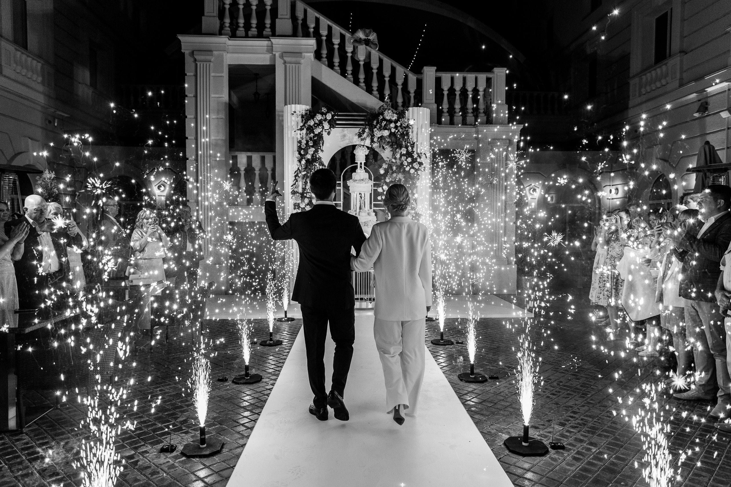 Здравствуйте! Я&nbsp;свадебный фотограф из&nbsp;Ульяновска, работаю в&nbsp;том числе по&nbsp;всей России и&nbsp;с&nbsp;выездом за&nbsp;границу. Снимаю свадьбы, lovestory, корпоративы, светский репортаж. Провожу обучение по&nbsp;фотографии, мастер-классы и&nbsp;воркшопы для других фотографов.