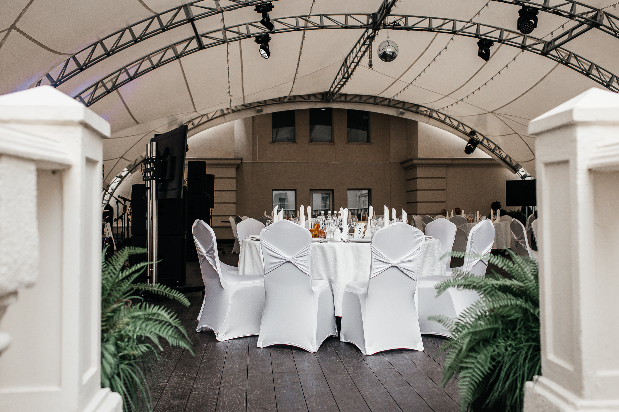 Здравствуйте! Я&nbsp;свадебный фотограф из&nbsp;Ульяновска, работаю в&nbsp;том числе по&nbsp;всей России и&nbsp;с&nbsp;выездом за&nbsp;границу. Снимаю свадьбы, lovestory, корпоративы, светский репортаж. Провожу обучение по&nbsp;фотографии, мастер-классы и&nbsp;воркшопы для других фотографов.