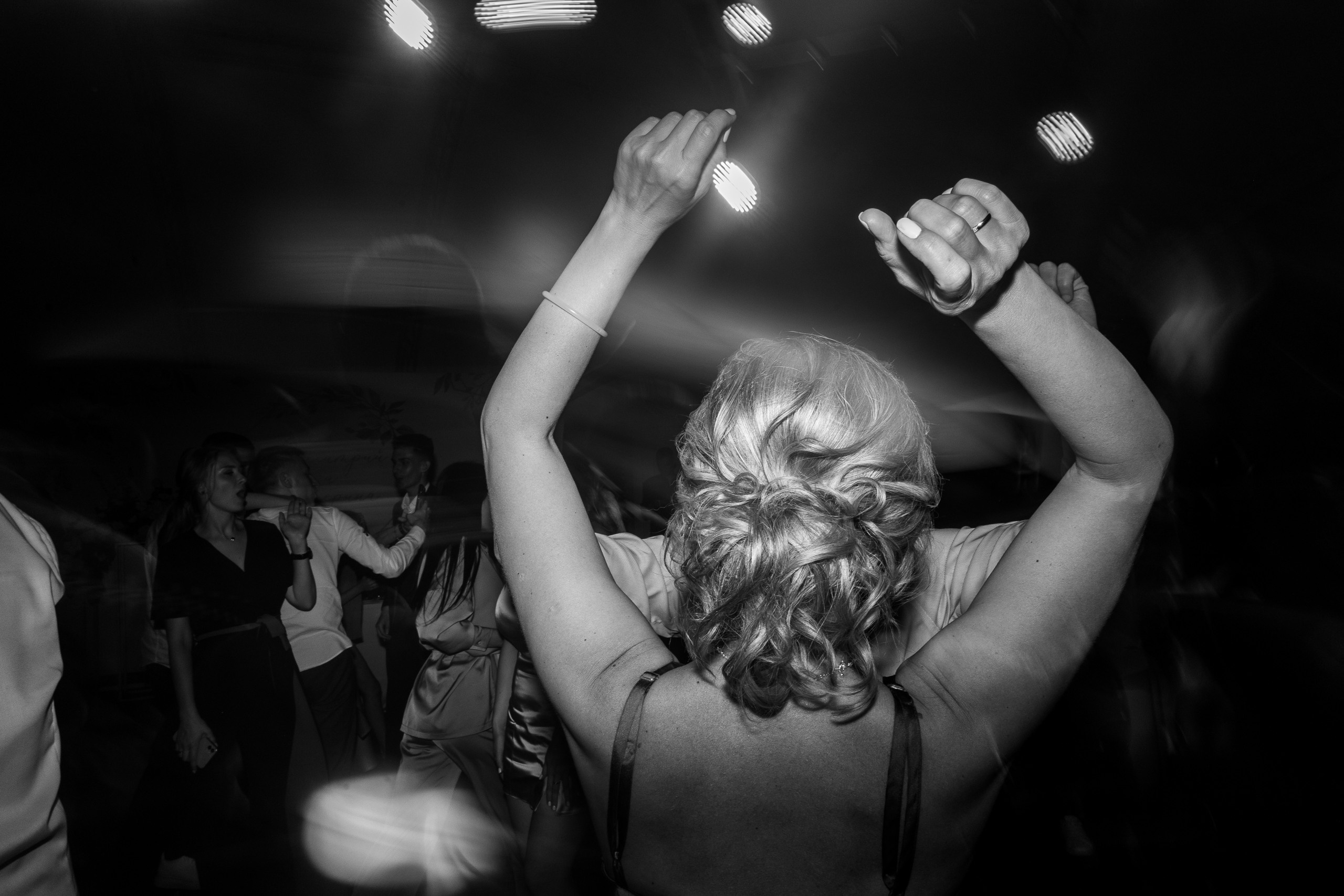 Здравствуйте! Я&nbsp;свадебный фотограф из&nbsp;Ульяновска, работаю в&nbsp;том числе по&nbsp;всей России и&nbsp;с&nbsp;выездом за&nbsp;границу. Снимаю свадьбы, lovestory, корпоративы, светский репортаж. Провожу обучение по&nbsp;фотографии, мастер-классы и&nbsp;воркшопы для других фотографов.