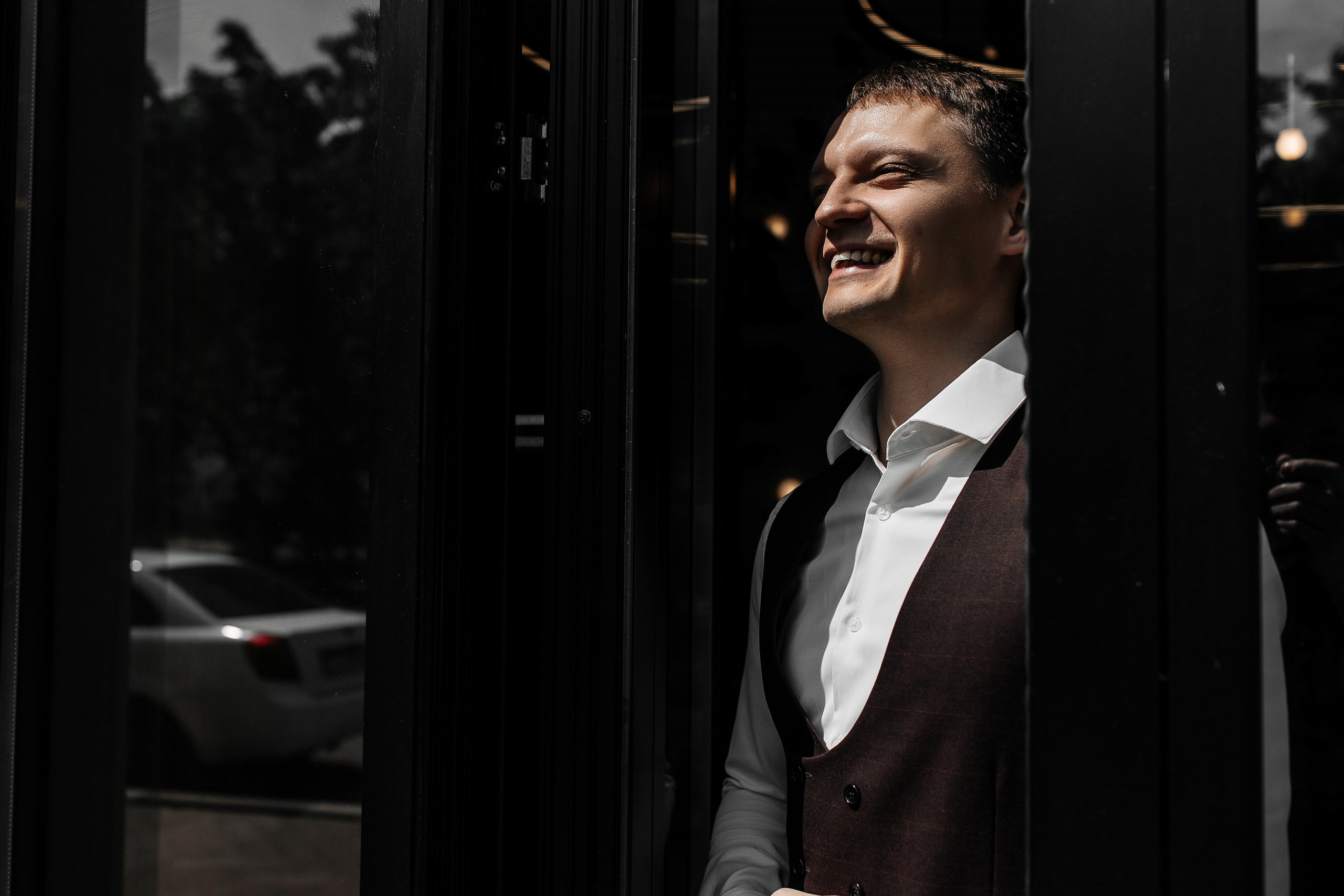 Здравствуйте! Я&nbsp;свадебный фотограф из&nbsp;Ульяновска, работаю в&nbsp;том числе по&nbsp;всей России и&nbsp;с&nbsp;выездом за&nbsp;границу. Снимаю свадьбы, lovestory, корпоративы, светский репортаж. Провожу обучение по&nbsp;фотографии, мастер-классы и&nbsp;воркшопы для других фотографов.