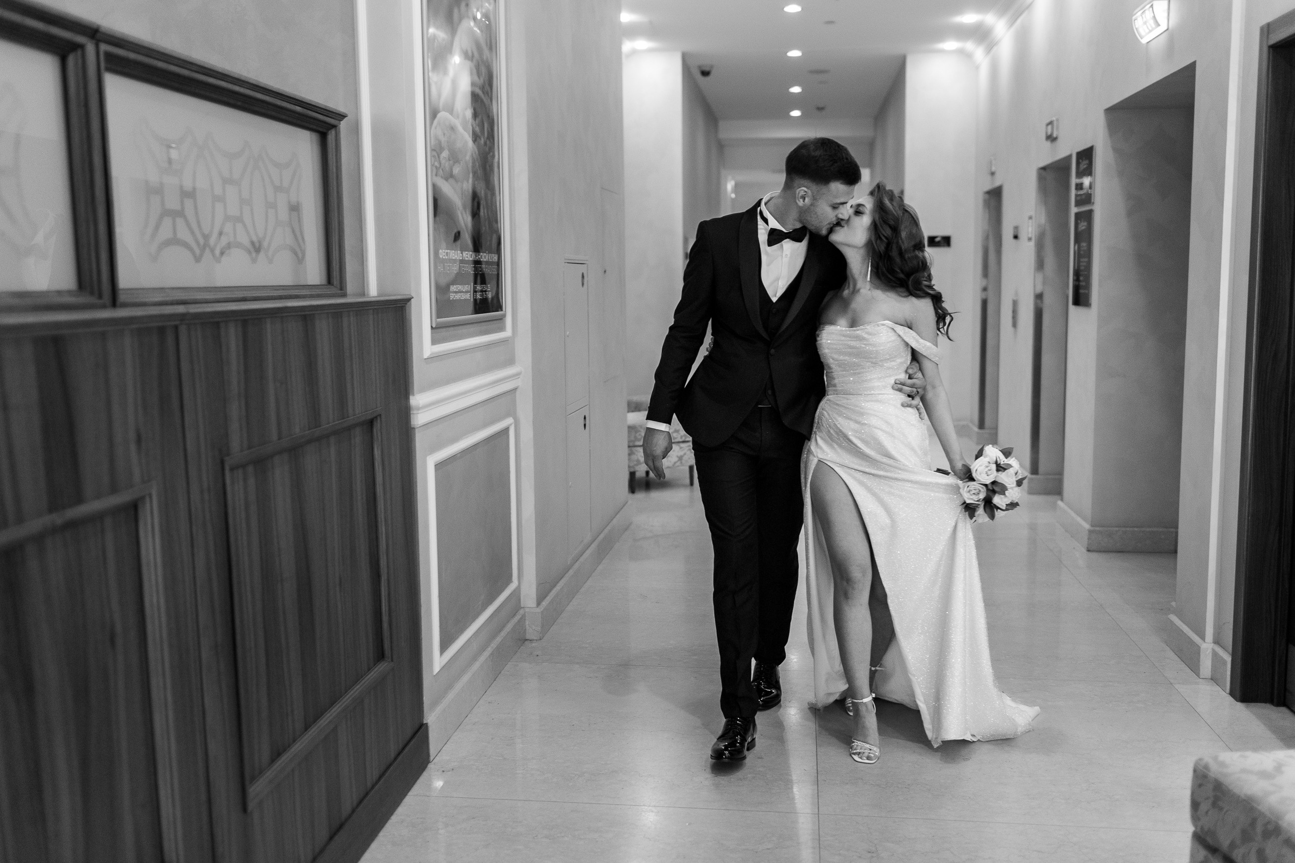 Здравствуйте! Я&nbsp;свадебный фотограф из&nbsp;Ульяновска, работаю в&nbsp;том числе по&nbsp;всей России и&nbsp;с&nbsp;выездом за&nbsp;границу. Снимаю свадьбы, lovestory, корпоративы, светский репортаж. Провожу обучение по&nbsp;фотографии, мастер-классы и&nbsp;воркшопы для других фотографов.