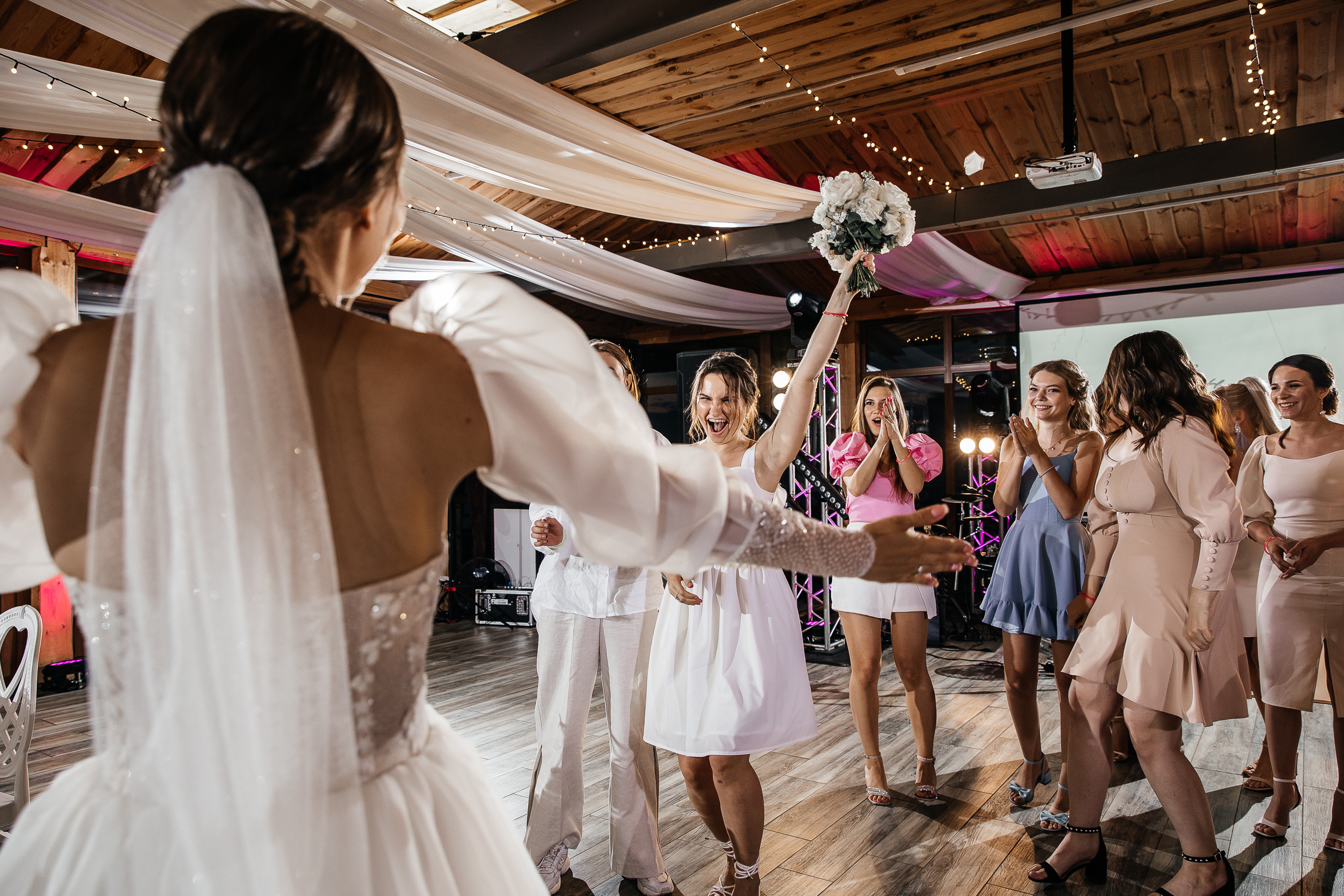 Здравствуйте! Я&nbsp;свадебный фотограф из&nbsp;Ульяновска, работаю в&nbsp;том числе по&nbsp;всей России и&nbsp;с&nbsp;выездом за&nbsp;границу. Снимаю свадьбы, lovestory, корпоративы, светский репортаж. Провожу обучение по&nbsp;фотографии, мастер-классы и&nbsp;воркшопы для других фотографов.