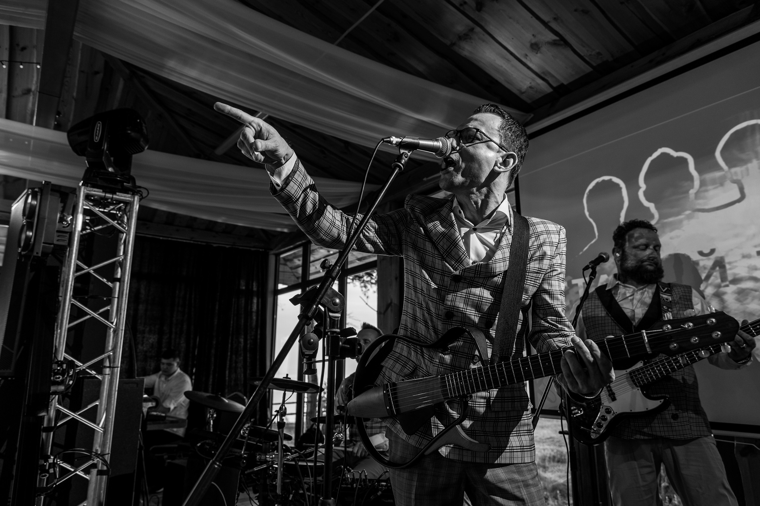 Здравствуйте! Я&nbsp;свадебный фотограф из&nbsp;Ульяновска, работаю в&nbsp;том числе по&nbsp;всей России и&nbsp;с&nbsp;выездом за&nbsp;границу. Снимаю свадьбы, lovestory, корпоративы, светский репортаж. Провожу обучение по&nbsp;фотографии, мастер-классы и&nbsp;воркшопы для других фотографов.