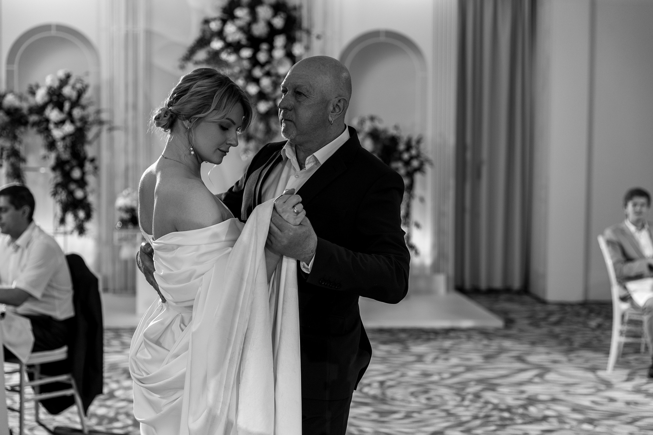 Здравствуйте! Я&nbsp;свадебный фотограф из&nbsp;Ульяновска, работаю в&nbsp;том числе по&nbsp;всей России и&nbsp;с&nbsp;выездом за&nbsp;границу. Снимаю свадьбы, lovestory, корпоративы, светский репортаж. Провожу обучение по&nbsp;фотографии, мастер-классы и&nbsp;воркшопы для других фотографов.