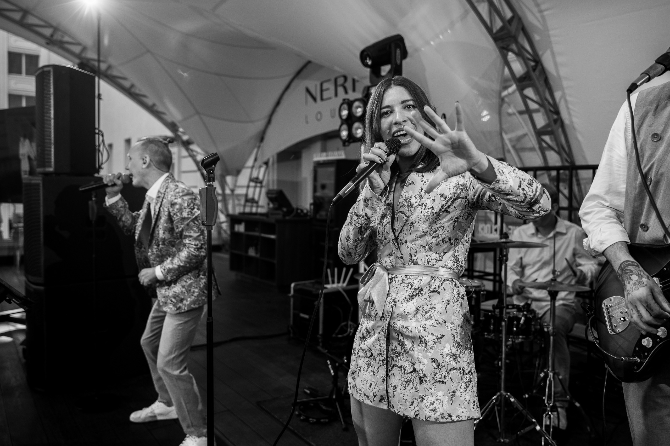 Здравствуйте! Я&nbsp;свадебный фотограф из&nbsp;Ульяновска, работаю в&nbsp;том числе по&nbsp;всей России и&nbsp;с&nbsp;выездом за&nbsp;границу. Снимаю свадьбы, lovestory, корпоративы, светский репортаж. Провожу обучение по&nbsp;фотографии, мастер-классы и&nbsp;воркшопы для других фотографов.