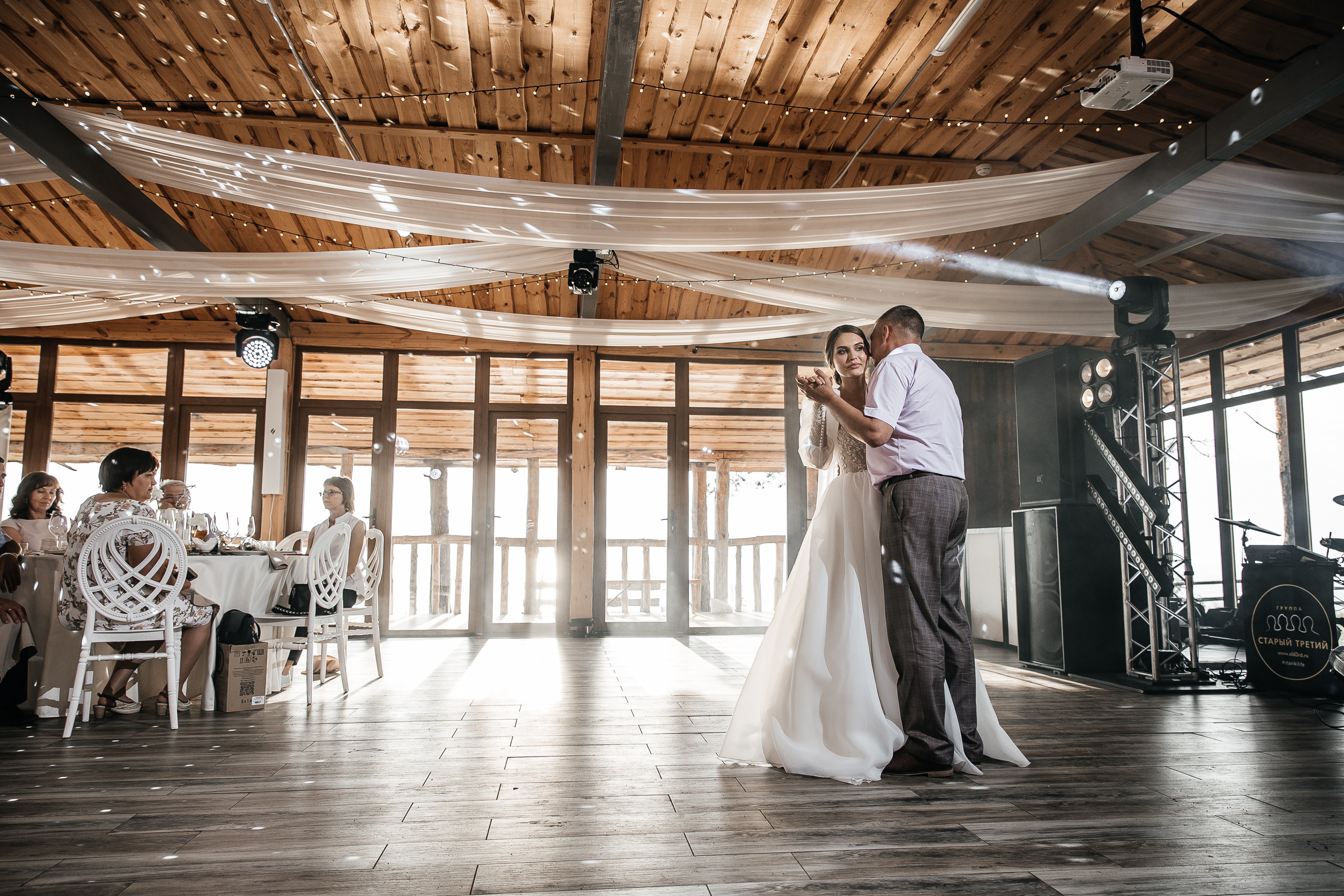 Здравствуйте! Я&nbsp;свадебный фотограф из&nbsp;Ульяновска, работаю в&nbsp;том числе по&nbsp;всей России и&nbsp;с&nbsp;выездом за&nbsp;границу. Снимаю свадьбы, lovestory, корпоративы, светский репортаж. Провожу обучение по&nbsp;фотографии, мастер-классы и&nbsp;воркшопы для других фотографов.