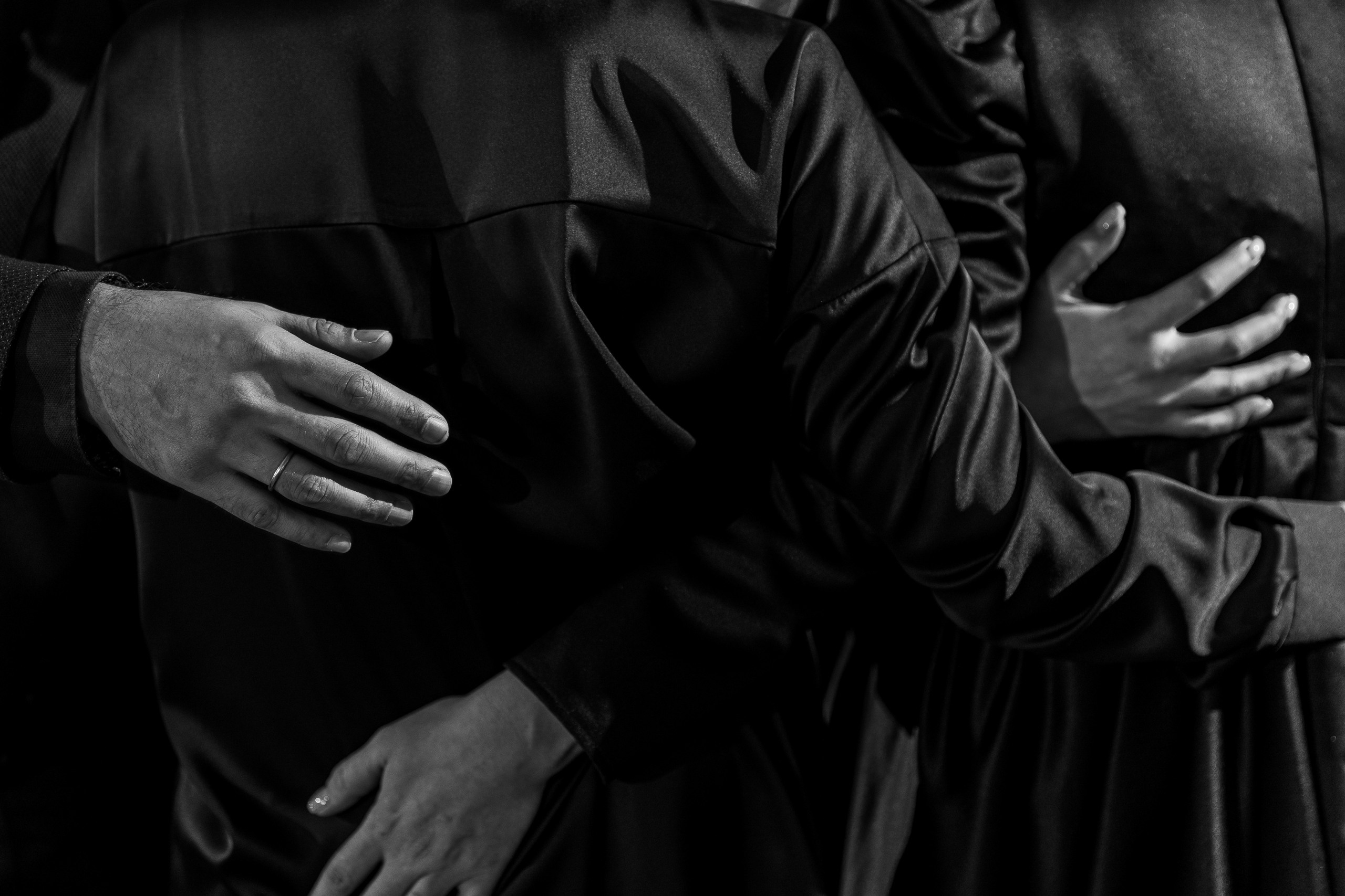 Здравствуйте! Я свадебный фотограф из Ульяновска, работаю в том числе по всей России и с выездом за границу. Снимаю свадьбы, lovestory, корпоративы, светский репортаж. Провожу обучение по фотографии, мастер-классы и воркшопы для других фотографов.