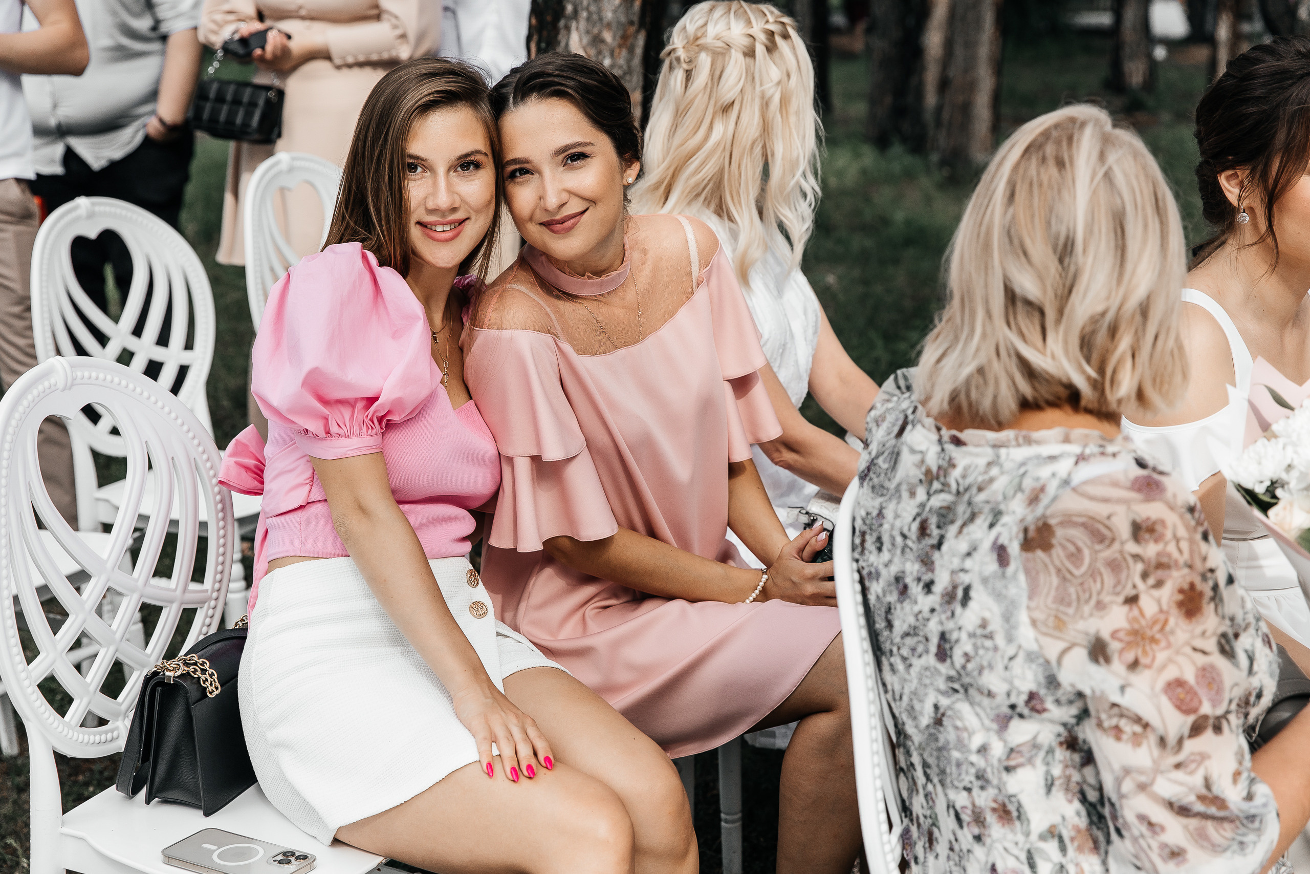 Здравствуйте! Я&nbsp;свадебный фотограф из&nbsp;Ульяновска, работаю в&nbsp;том числе по&nbsp;всей России и&nbsp;с&nbsp;выездом за&nbsp;границу. Снимаю свадьбы, lovestory, корпоративы, светский репортаж. Провожу обучение по&nbsp;фотографии, мастер-классы и&nbsp;воркшопы для других фотографов.