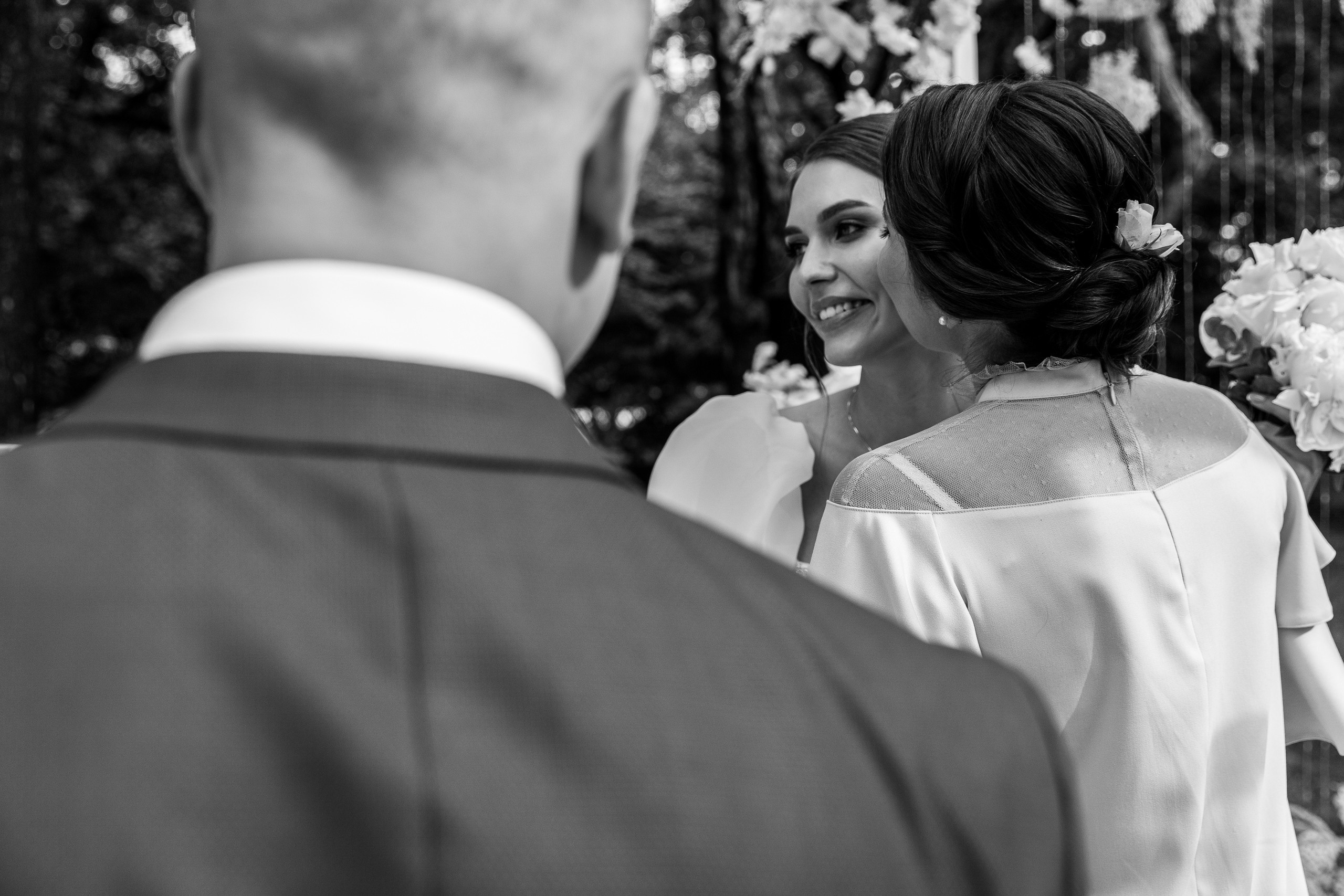 Здравствуйте! Я&nbsp;свадебный фотограф из&nbsp;Ульяновска, работаю в&nbsp;том числе по&nbsp;всей России и&nbsp;с&nbsp;выездом за&nbsp;границу. Снимаю свадьбы, lovestory, корпоративы, светский репортаж. Провожу обучение по&nbsp;фотографии, мастер-классы и&nbsp;воркшопы для других фотографов.