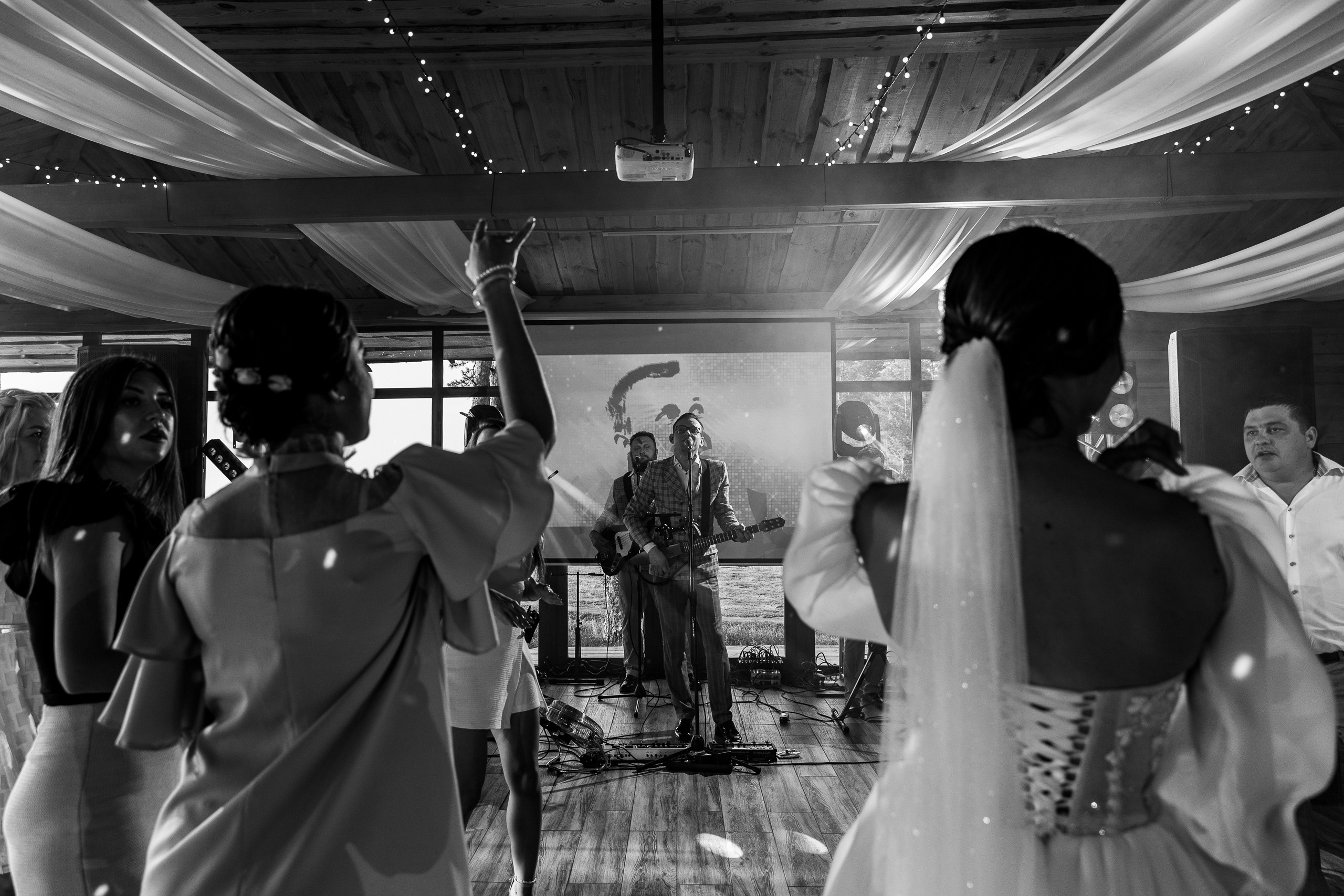 Здравствуйте! Я&nbsp;свадебный фотограф из&nbsp;Ульяновска, работаю в&nbsp;том числе по&nbsp;всей России и&nbsp;с&nbsp;выездом за&nbsp;границу. Снимаю свадьбы, lovestory, корпоративы, светский репортаж. Провожу обучение по&nbsp;фотографии, мастер-классы и&nbsp;воркшопы для других фотографов.