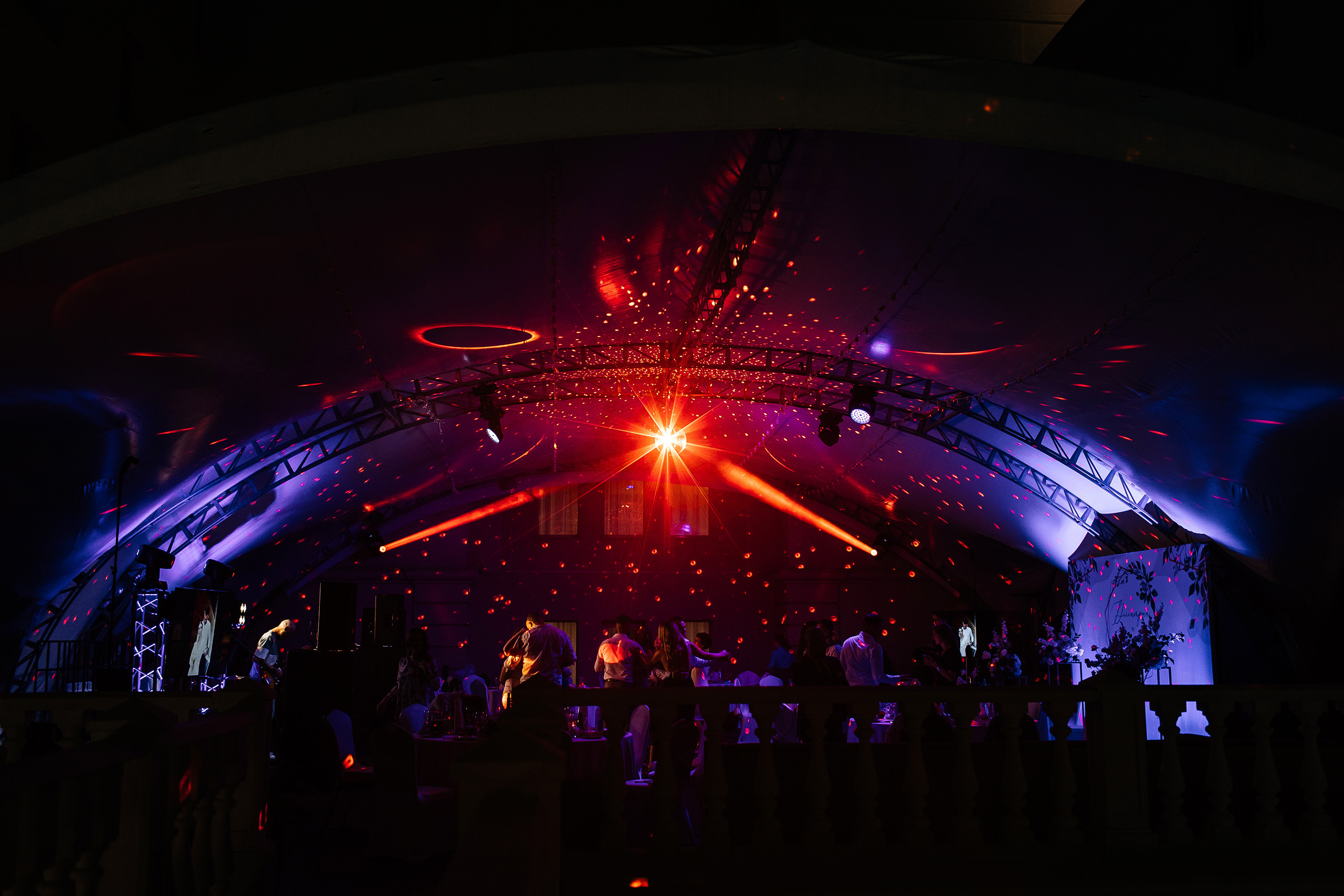 Здравствуйте! Я&nbsp;свадебный фотограф из&nbsp;Ульяновска, работаю в&nbsp;том числе по&nbsp;всей России и&nbsp;с&nbsp;выездом за&nbsp;границу. Снимаю свадьбы, lovestory, корпоративы, светский репортаж. Провожу обучение по&nbsp;фотографии, мастер-классы и&nbsp;воркшопы для других фотографов.