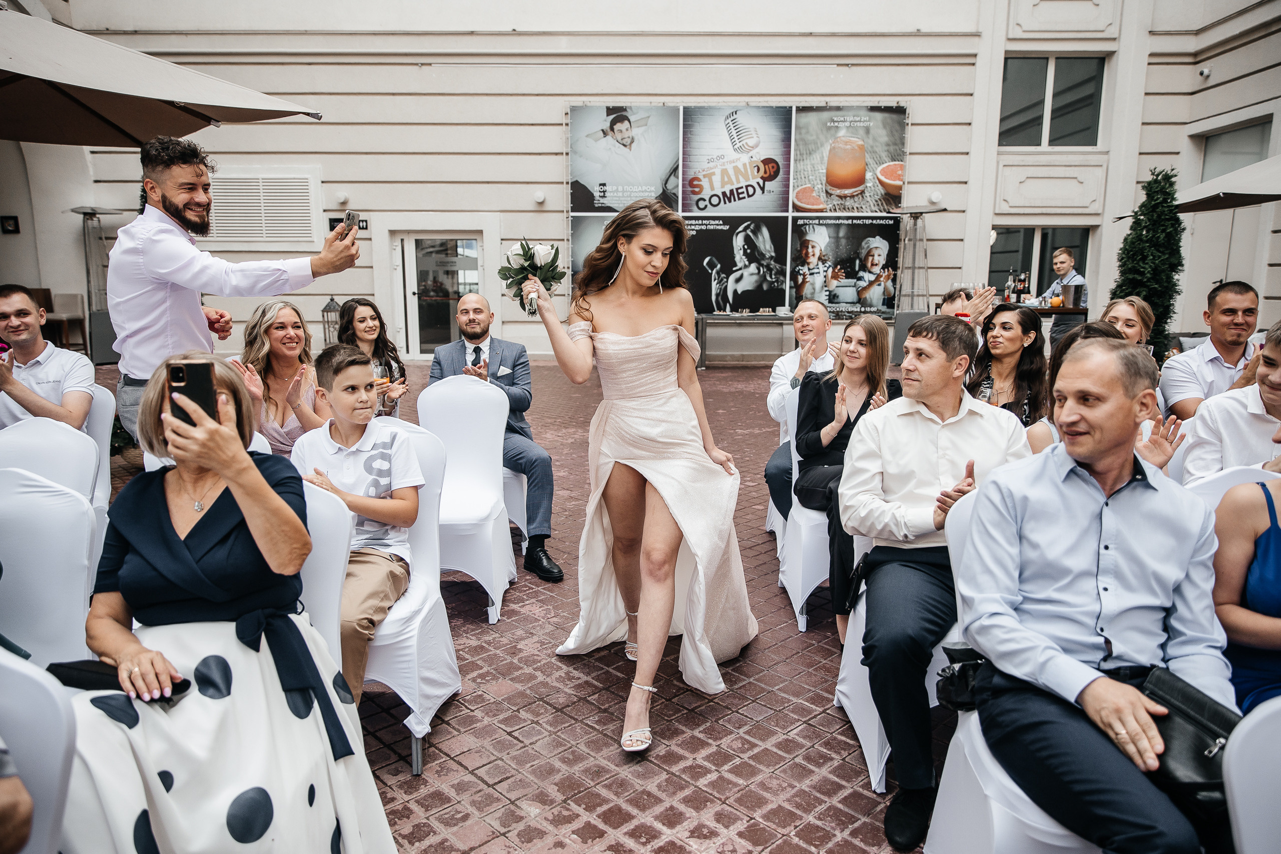 Здравствуйте! Я&nbsp;свадебный фотограф из&nbsp;Ульяновска, работаю в&nbsp;том числе по&nbsp;всей России и&nbsp;с&nbsp;выездом за&nbsp;границу. Снимаю свадьбы, lovestory, корпоративы, светский репортаж. Провожу обучение по&nbsp;фотографии, мастер-классы и&nbsp;воркшопы для других фотографов.