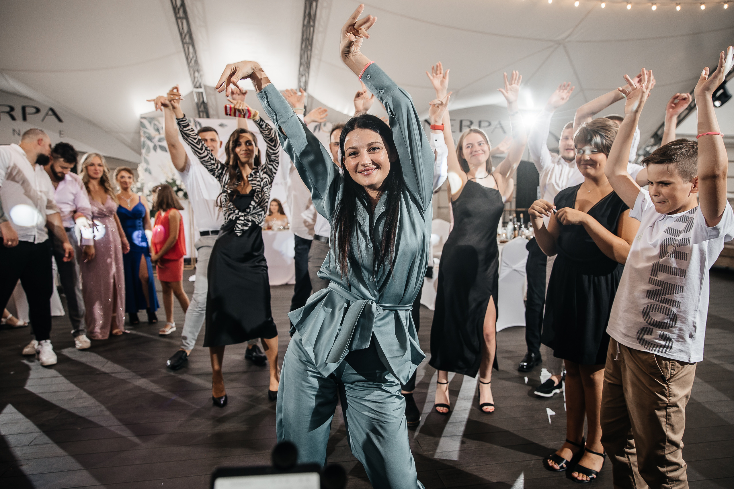 Здравствуйте! Я&nbsp;свадебный фотограф из&nbsp;Ульяновска, работаю в&nbsp;том числе по&nbsp;всей России и&nbsp;с&nbsp;выездом за&nbsp;границу. Снимаю свадьбы, lovestory, корпоративы, светский репортаж. Провожу обучение по&nbsp;фотографии, мастер-классы и&nbsp;воркшопы для других фотографов.