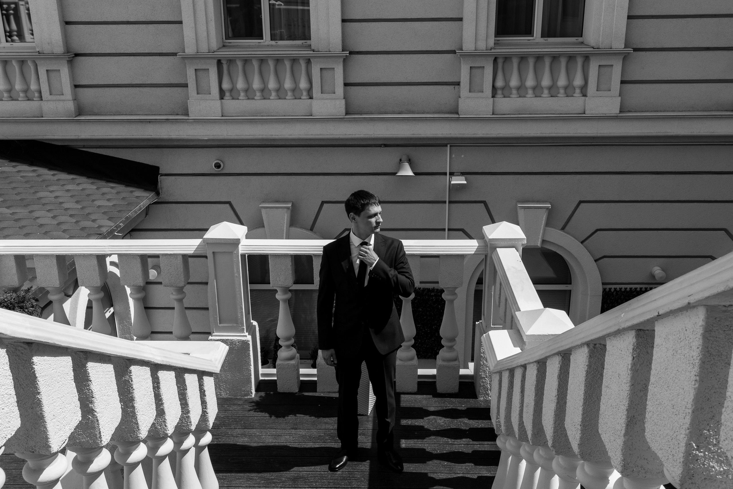 Здравствуйте! Я&nbsp;свадебный фотограф из&nbsp;Ульяновска, работаю в&nbsp;том числе по&nbsp;всей России и&nbsp;с&nbsp;выездом за&nbsp;границу. Снимаю свадьбы, lovestory, корпоративы, светский репортаж. Провожу обучение по&nbsp;фотографии, мастер-классы и&nbsp;воркшопы для других фотографов.