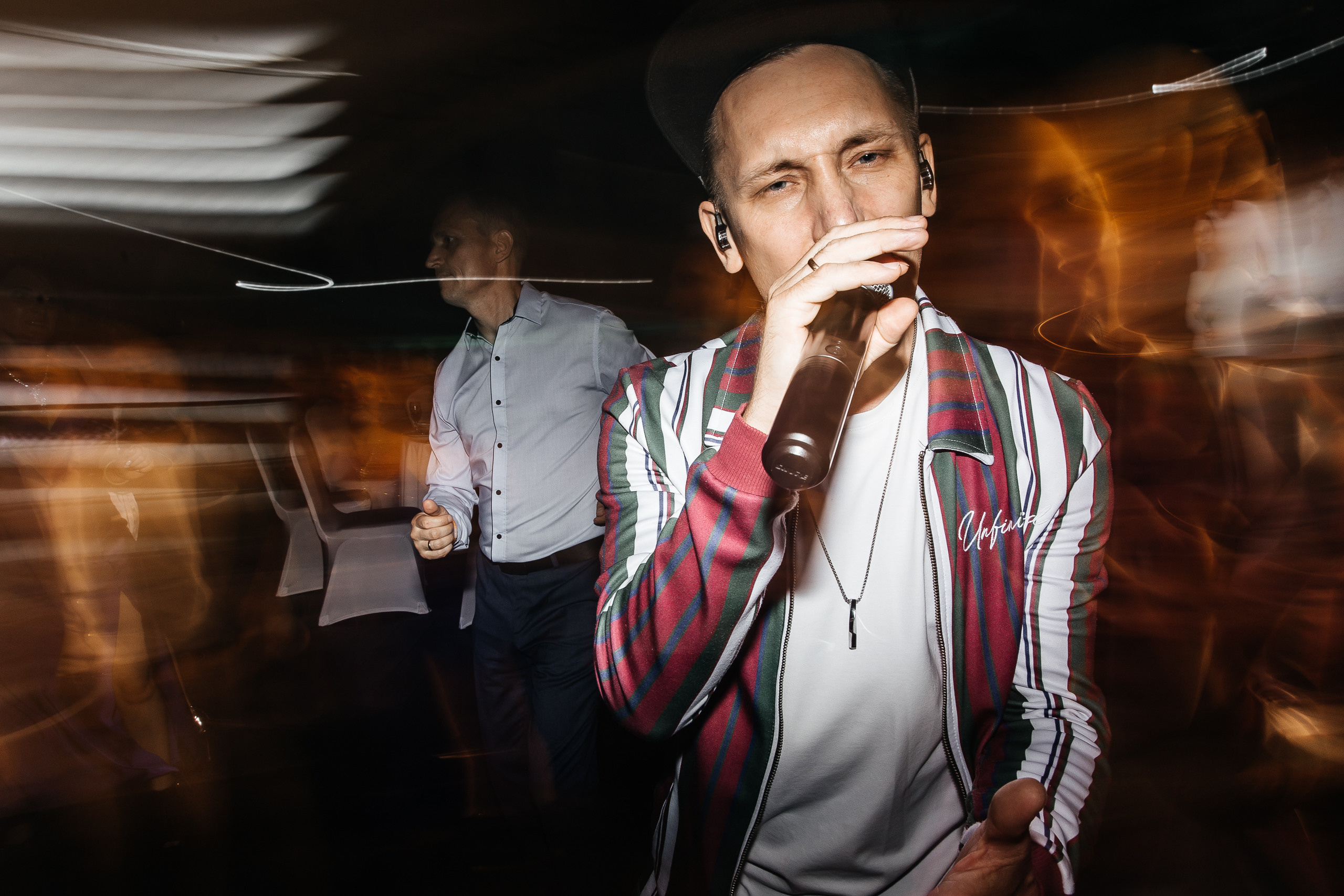 Здравствуйте! Я&nbsp;свадебный фотограф из&nbsp;Ульяновска, работаю в&nbsp;том числе по&nbsp;всей России и&nbsp;с&nbsp;выездом за&nbsp;границу. Снимаю свадьбы, lovestory, корпоративы, светский репортаж. Провожу обучение по&nbsp;фотографии, мастер-классы и&nbsp;воркшопы для других фотографов.