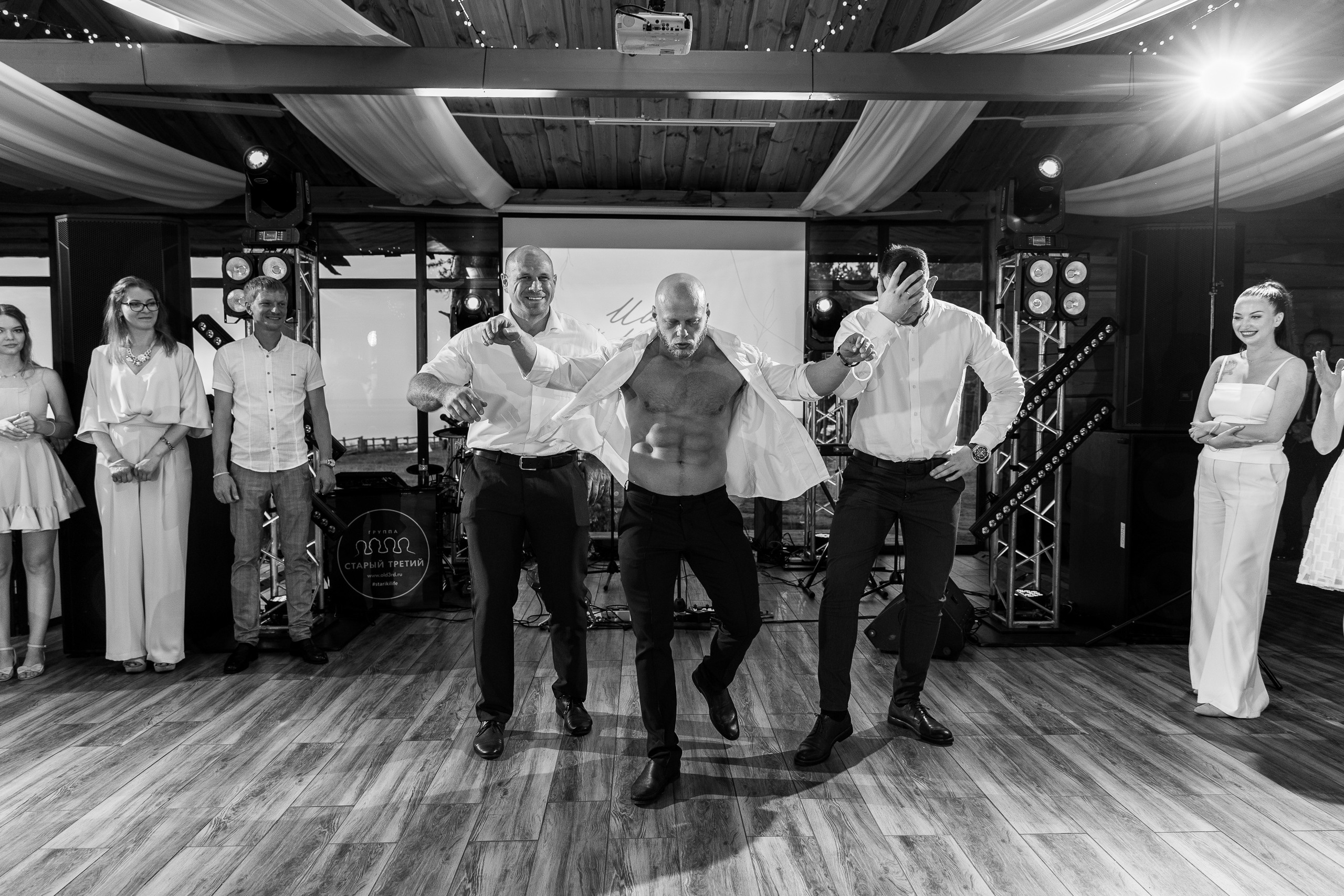 Здравствуйте! Я&nbsp;свадебный фотограф из&nbsp;Ульяновска, работаю в&nbsp;том числе по&nbsp;всей России и&nbsp;с&nbsp;выездом за&nbsp;границу. Снимаю свадьбы, lovestory, корпоративы, светский репортаж. Провожу обучение по&nbsp;фотографии, мастер-классы и&nbsp;воркшопы для других фотографов.