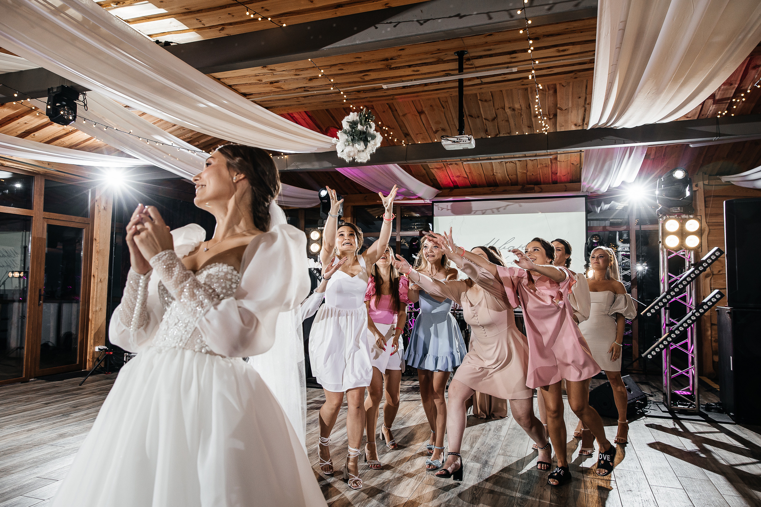 Здравствуйте! Я&nbsp;свадебный фотограф из&nbsp;Ульяновска, работаю в&nbsp;том числе по&nbsp;всей России и&nbsp;с&nbsp;выездом за&nbsp;границу. Снимаю свадьбы, lovestory, корпоративы, светский репортаж. Провожу обучение по&nbsp;фотографии, мастер-классы и&nbsp;воркшопы для других фотографов.