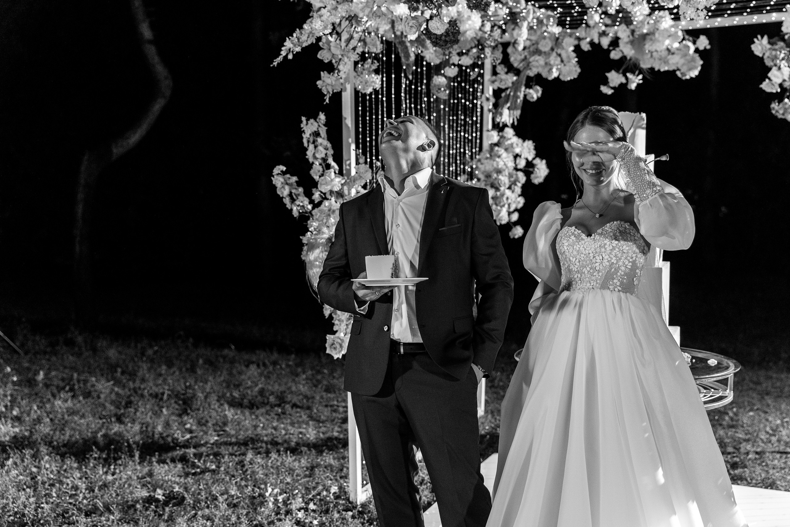 Здравствуйте! Я&nbsp;свадебный фотограф из&nbsp;Ульяновска, работаю в&nbsp;том числе по&nbsp;всей России и&nbsp;с&nbsp;выездом за&nbsp;границу. Снимаю свадьбы, lovestory, корпоративы, светский репортаж. Провожу обучение по&nbsp;фотографии, мастер-классы и&nbsp;воркшопы для других фотографов.