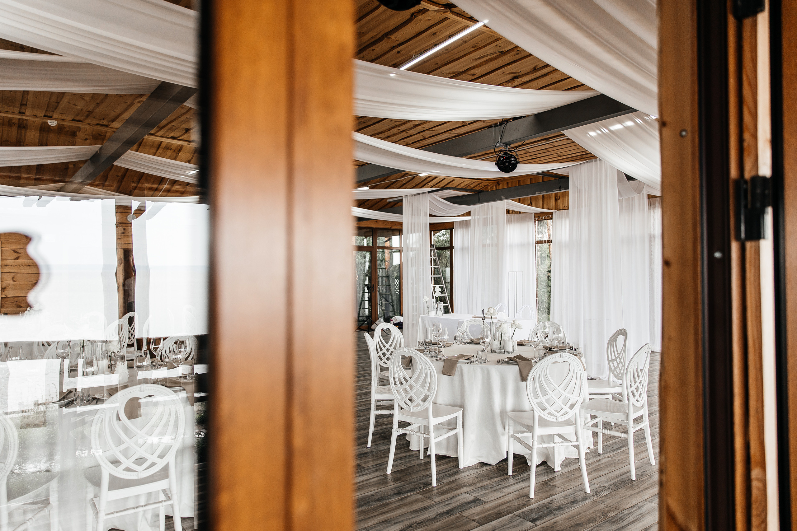 Здравствуйте! Я&nbsp;свадебный фотограф из&nbsp;Ульяновска, работаю в&nbsp;том числе по&nbsp;всей России и&nbsp;с&nbsp;выездом за&nbsp;границу. Снимаю свадьбы, lovestory, корпоративы, светский репортаж. Провожу обучение по&nbsp;фотографии, мастер-классы и&nbsp;воркшопы для других фотографов.